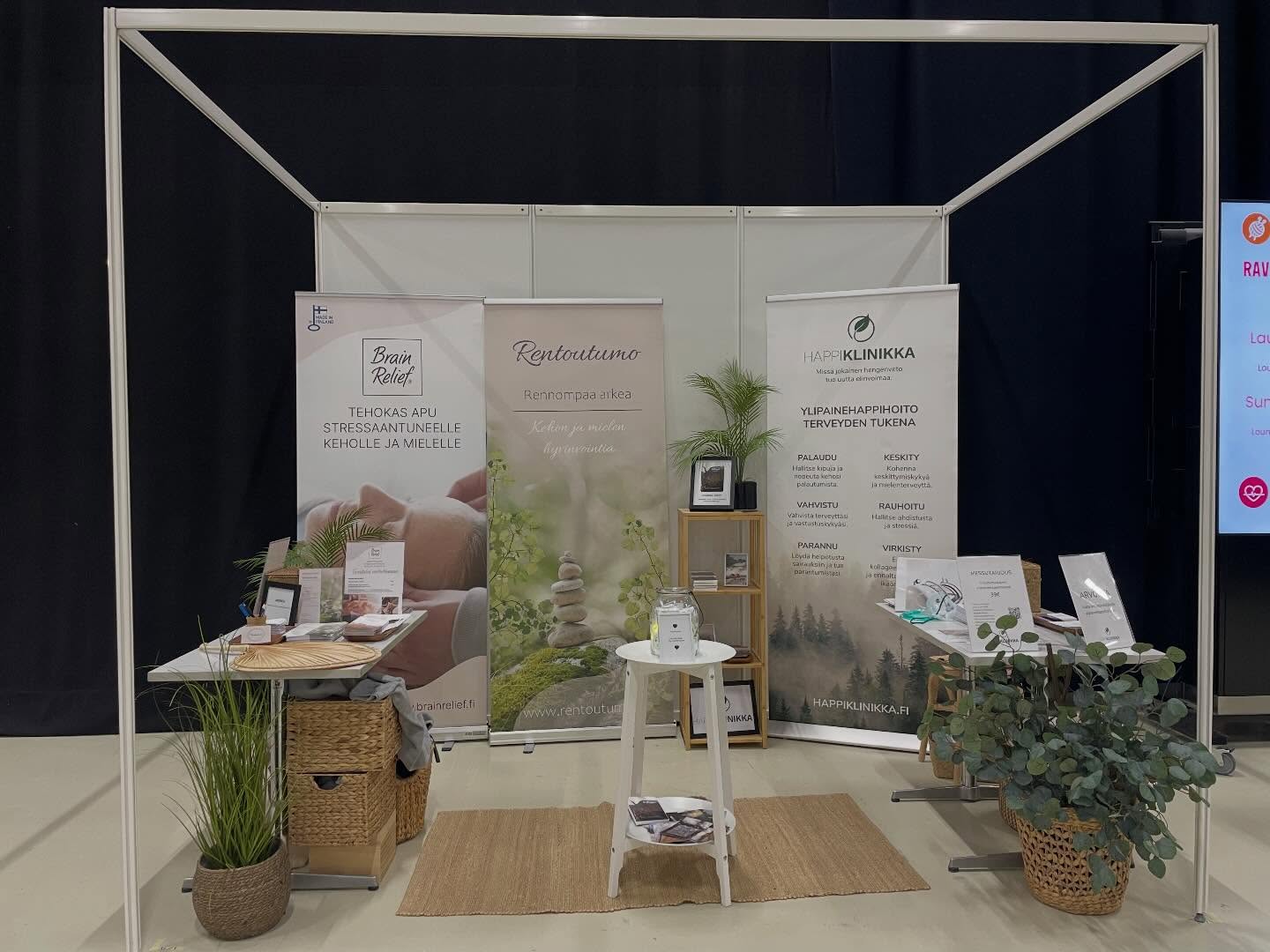 Viikko sitten oltiin mukana Jyväskylän Paviljongin hyvinvointimessuilla oman yrityksen @rentoutumo kanssa & yhdessä samassa pisteessä @happiklinikka kanssa🤩👌Tästäpä muutama kuva talteen tänne messuilta👌
Viikko vierähti nopeaan ja mukavia messukohtaamisia muistellen tässä mennään eteenpäin! ☺️
Seuraavan kerran Rentoutumo pakkaa roll apin mukaan Hutungin hyvinvointimessuille 16.5. ja siellä pääsee omatoimisesti asiakkaat nappaamaan esitettä mukaan👌Lähden tapahtumaan roll apin ja esitteiden kanssa ainoastaan esittelypöydän kera päivään mukaan, itse yrittäjä on kotona lasten kanssa päivän, mutta jätän roll upin töihin😀 Käykääs silloin Rentoutumon osastolla nappaamassa esitteitä mukaan ja osallistumassa arvontaan✍🏻 Hutungin messut onkin hyvä paikka esittäytyä mukana, paikallinen Vaajakoskella toimiva yrittäjä kun oon☺️
Sellaista postausta tähän väliin, iloa päivään😍
#hyvinvointimessut #paviljonkihyvinvointimessut #jyväskylänhyvinvointimessut #rentoutumonpalvelut #hutunginhyvinvointimessut