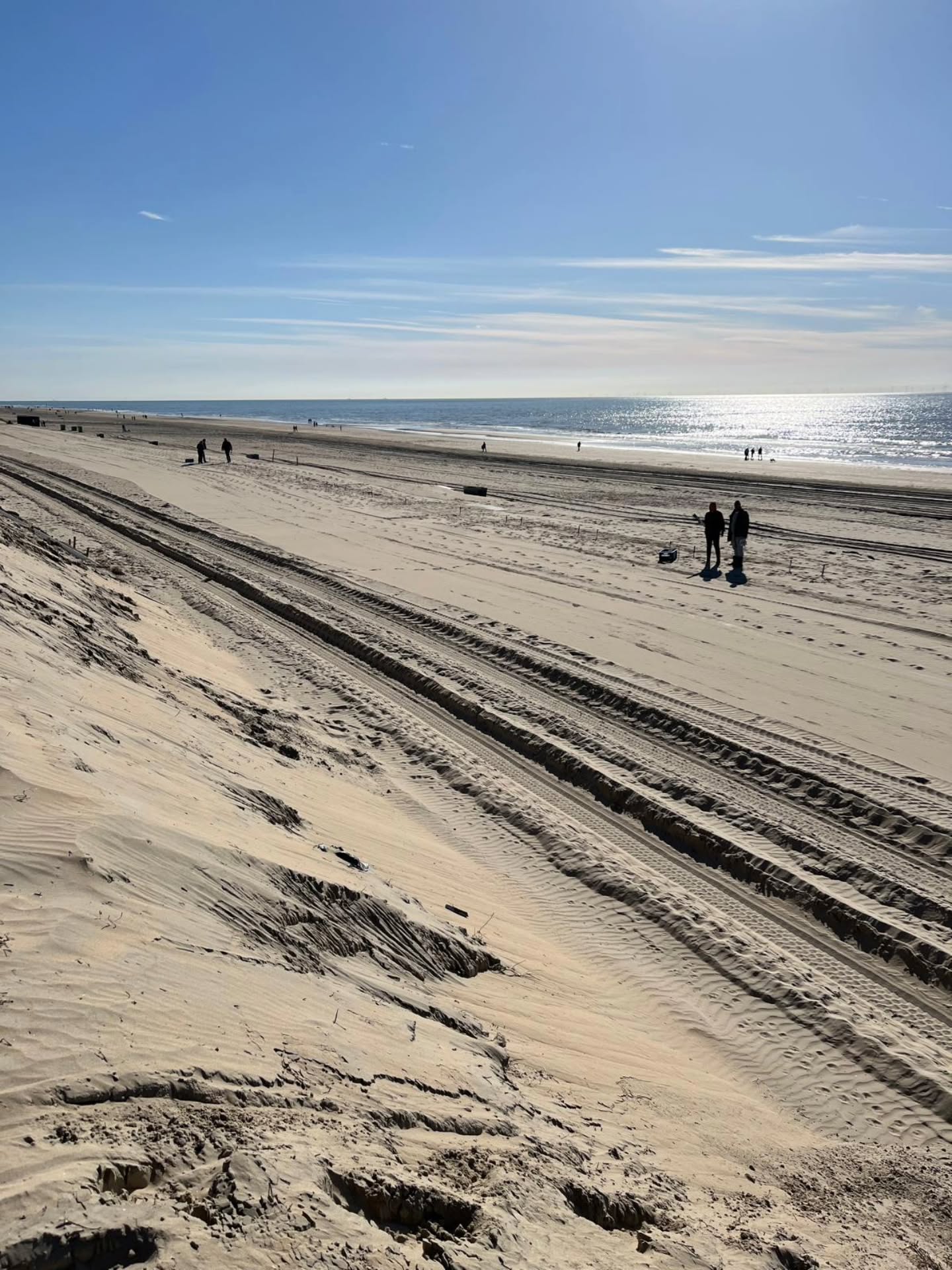 En ook de benedenrij is vandaag door de uitmeetcommissie uitgemeten - morgen begint Paap met het plaatsen van de units daar!
Op naar een prachtige zomer 🌞
#strand #strandleven #zomer #zon #strandhuis