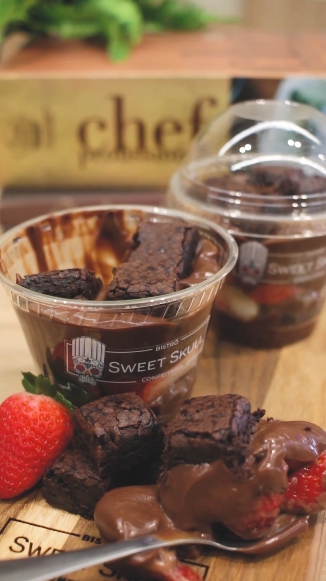 Felicidade no Potinho! â€
ChocoBrownie com Morango - Ganache de chocolate blend, pedaços de morango e do famoso brownie Sweet Skull. đ
đ” Delivery ou Retirada: Link na Bio
â°Seg. a Sex. das 11h Ă s 21h
âSĂĄb., Dom. e feriados: Fechado
#SweetSkull #ConfeitariaSkull #doce #sobremesa #docenopote #brownie #chocolate #morangos