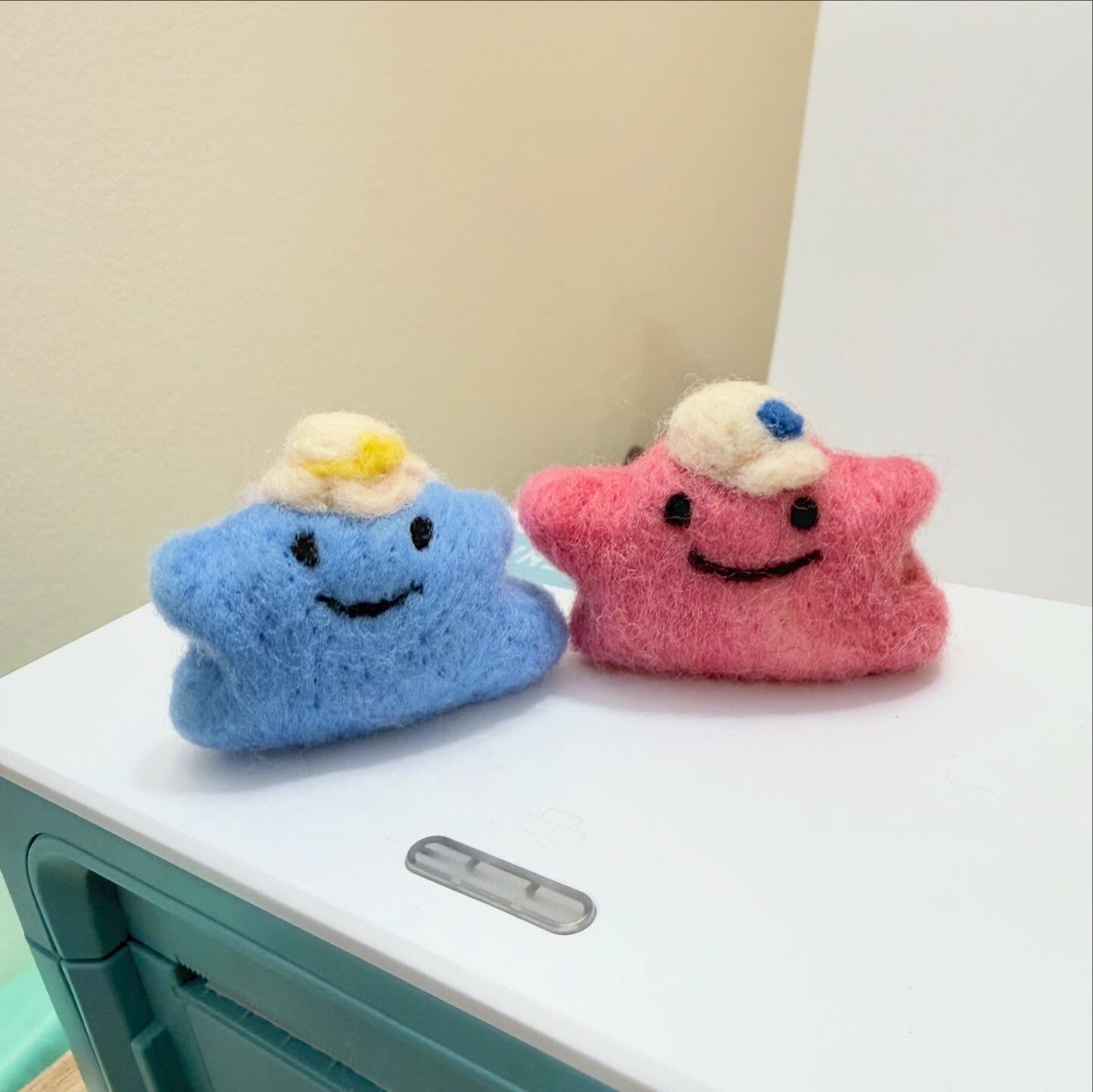 I made the teeniest tiniest dittos 🩷🩵 and gave them their little Pokopia hats 🥹 #pokopia #ditto #pokemonfanart #pokemongo #pokopiafanart