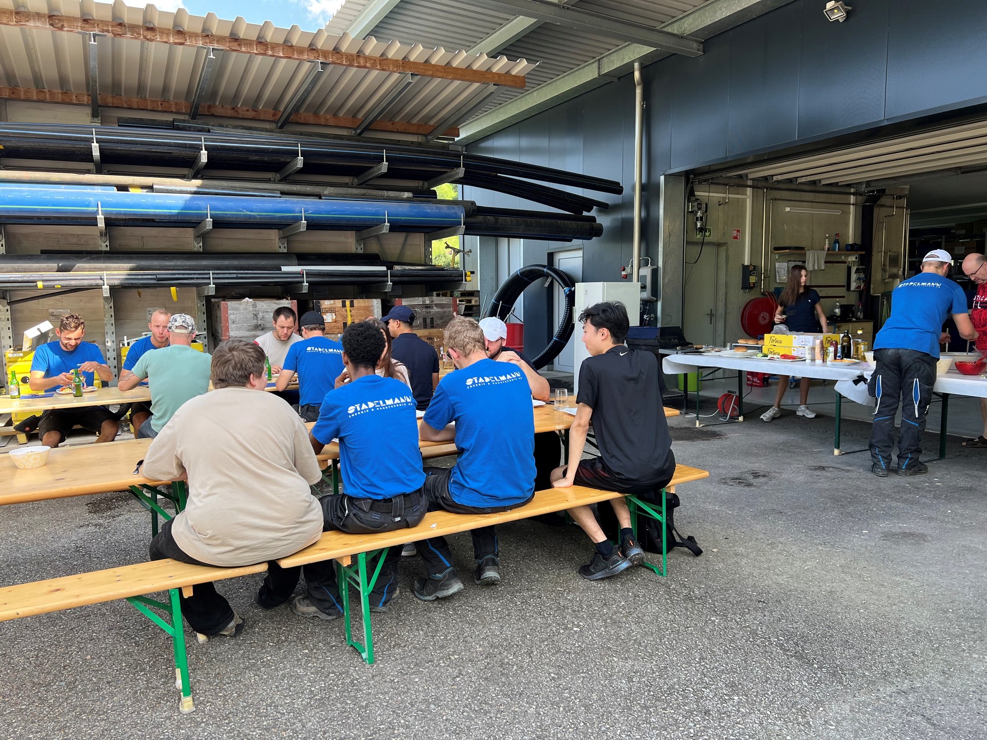 Alljährlicher Grillanlass ☀️🍔🍻
Letzten Freitag haben wir das fantastische Wetter genutzt und unseren alljährlichen Grillanlass veranstaltet! Bei strahlendem Sonnenschein gab es saftige Hamburger vom Grill und kühles Bier – eine perfekte Kombination.
Es war toll, gemeinsam mit den Kollegen abseits der Arbeit zu entspannen, gute Gespräche zu führen und die tolle Stimmung zu genießen. Ein großes Dankeschön an alle, die dabei waren und diesen Tag so besonders gemacht haben!
#firmenanlass #grillfest #teamspirit #sommerfeeling