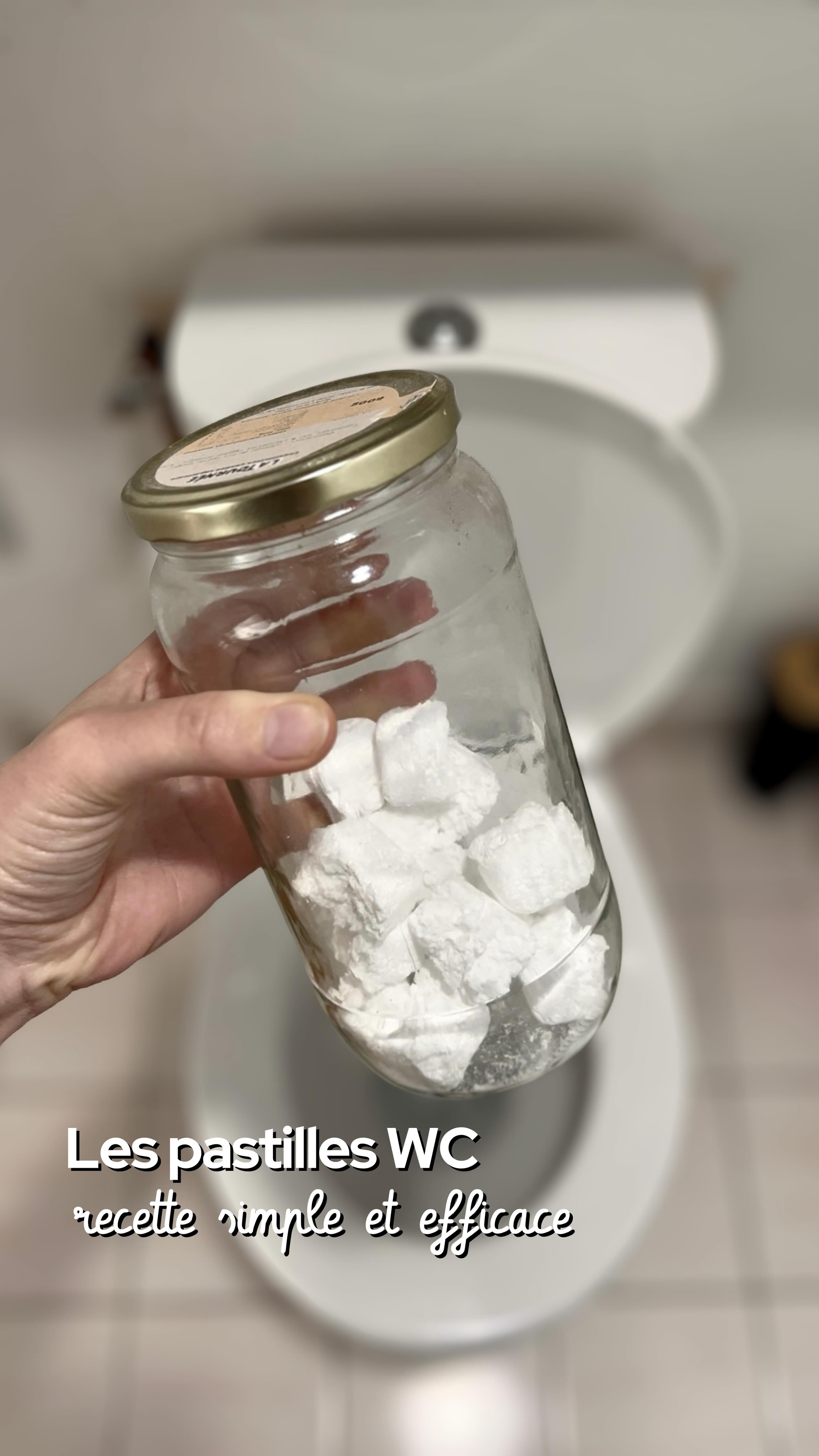 Tablettes WC maison 🚽✨
Ultra efficaces contre le calcaire grâce à l’acide citrique, et le bicarbonate nettoie, désodorise et assainit naturellement
✅ Prêtes en 2 min
✅ Coût : quelques centimes
✅ Sans toxiques, sans plastique
🌍 Mieux pour la vie aquatique : contrairement aux produits WC industriels et chimiques, elles limitent les substances nocives rejetées dans l’eau
🫙 Conservation : plusieurs semaines dans un bocal hermétique, à l’abri de l’humidité
Recette : acide citrique + bicarbonate de soude + un peu d’eau
menage naturel, produits maison, zero dechet, ecologie, astuce maison, fait maison, maison saine, wc propre, entretien naturel, eco responsable