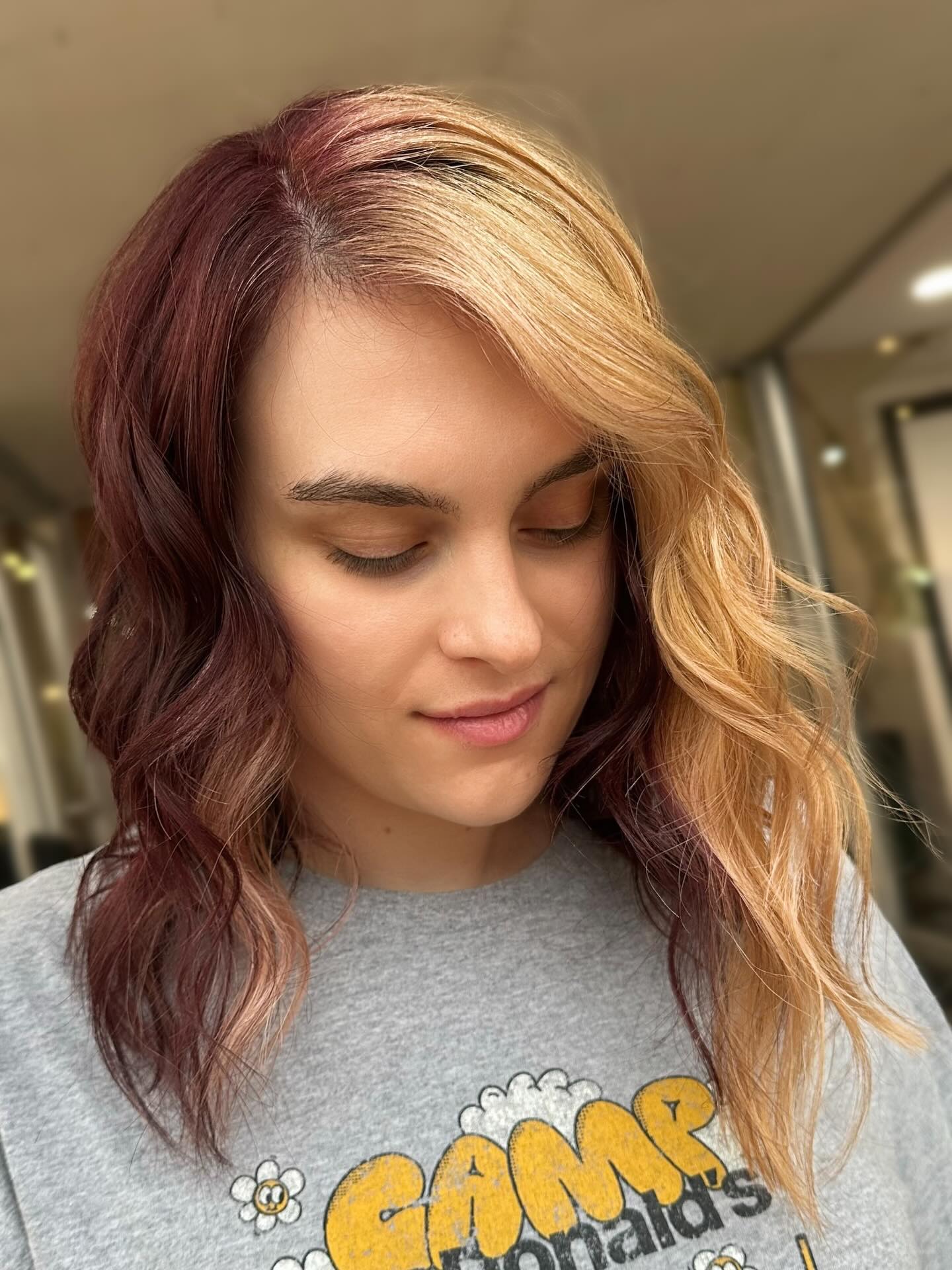 Split personality… but make it intentional 💁🏼♀️✨
Warm honey blonde meets deep cherry brunette
Two tones. One look. She’s that girl 🔥
.
.
.
✨ Beauti by Mandi
📍 Downtown Roots Salon
🔗 Book online: BeautiByMandi.com
📱 567-376-5391
