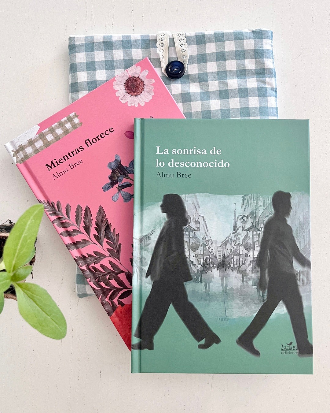 Con lo que me gusta estrenar y resulta que el próximo 23 llevo dos novedades al Día del Libro.
🌸 "Mientras florece" sigue brotando, llenando los corazones de flores y poesía.
🍀Y mi querida sonrisa, "La sonrisa de lo desconocido", cumple tres años y se renueva en una preciosa edición de tapa dura, llena de tréboles y mucho cariño.
Me parece el regalo perfecto para San Jorge o para el Día de la Madre... Pero ¡qué tontería estoy diciendo!, ¿acaso se necesita un día especial para regalar o regalarse un libro?
📅Jueves 23 de abril de 9 a 21 h.
📍Pº Independencia de Zaragoza, junto a Cines Palafox