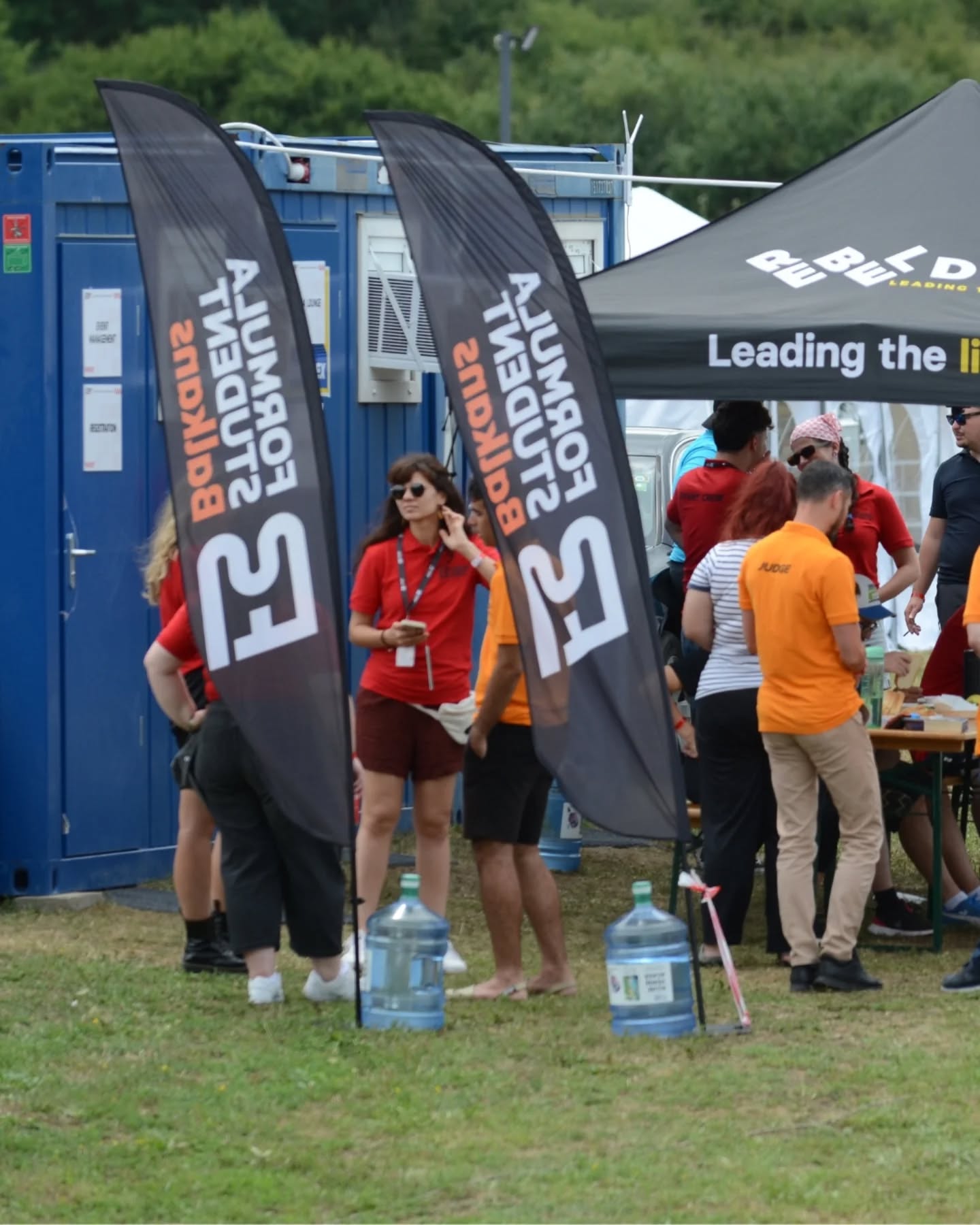 Busy volunteers
.
.
.
#fsbalkans #formulastudent