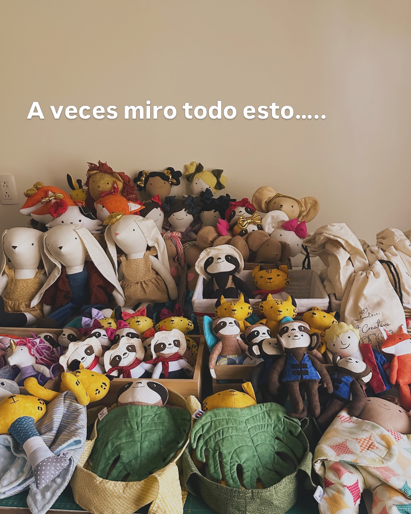 A veces miro todo esto
y no veo solo muñecos.
Veo años.
Pruebas.
Errores.
Intentos que sí… y otros que no volvieron.
Muchos cambiaron.
Yo también.
Pero hay algo que nunca cambió:
sus sonrisas.
Mi sonrisa.
Y pienso… la vida es un poco así.
Vemos colores, formas, algo que parece perfecto —
si es que eso existe—,
pero no siempre se ven las vicisitudes que hay detrás.
No se ven las dudas,
las caídas,
las veces que hubo que volver a empezar.
Así somos muchos.
Caminamos con sonrisas.
Mostramos lo bonito, el resultado,
pero no siempre el proceso —
al menos, no la parte dolorosa o menos amable—.
Procesos con historias profundas
que nos han ido formando.
Cicatrices que no se ven,
pero que nos vuelven más fuertes, más sensibles, más reales.
Y entonces entiendo…
que lo que hacen mis manos no es solo coser:
es contar y crear historias.
Es habitar el tiempo despacio en un mundo veloz,
es vivir presente, consciente.
Es transformar todo eso
en hilo y algodón.
Formas que sonríen,
que guardan historia,
que llevan un pedacito del corazón de quien las crea.
Emprender me ha enseñado a vivir,
y vivir… a emprender.
Ari
