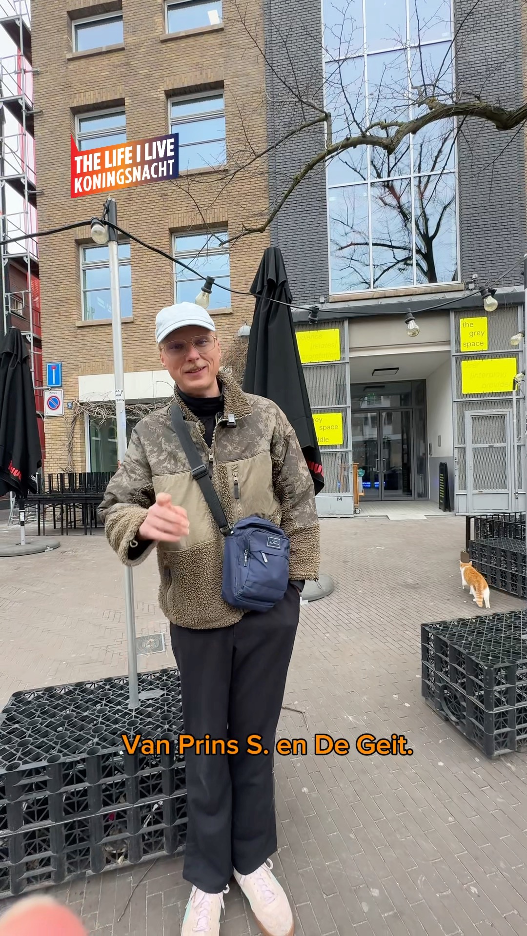 Popstad Den Haag is het speelveld voor veel muzikanten, makers en artiesten. Zo ook voor Prins S. en de Geit. Scott nam ons mee langs een paar van die Haagse Hotspots die veel hebben betekend in de carrière van de band.
Zondag 26 april wordt de geschiedenis van morgen geschreven, gratis! Tijdens THE LIFE I LIVE Koningsnacht.
🎤: @prinssendegeit
🎪: Rabo Podium
🕖: 19:00
#koningsnacht2026 #TLIL #Denhaag #TLIL26 #popstaddenhaag #Rabobank