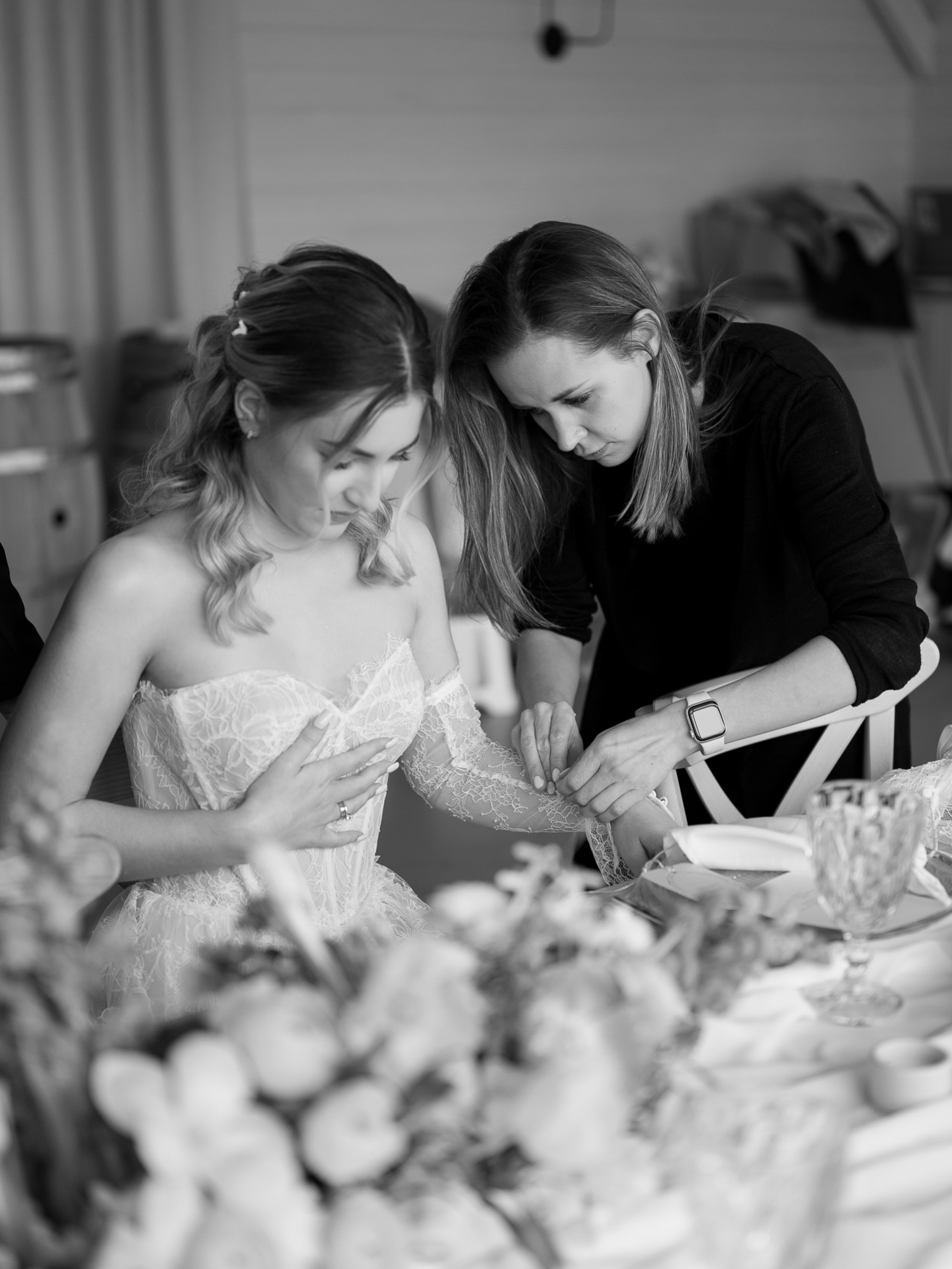 Dzień ślubu to chwile, które zostają w sercu na całe życie 💍
Pełne wzruszeń, radości i tych małych momentów, które dzieją się tylko raz.
Właśnie dlatego jestem obok — żebyś nie musiała martwić się o czas, detale czy nieprzewidziane sytuacje.
Czuwam, wspieram i dbam o każdy szczegół…
tak, abyś mogła w pełni przeżyć ten dzień — spokojnie, pięknie i dokładnie tak, jak sobie wymarzyłaś 🤍
Zdjęcia @upstream_studio_photography
Fryzura @wiatremczesane
Makijaż @joannawilgus.makeup
Suknia @cudamecyjeatelier
Organizacja @dayoflove_weddingplanner
#weddingplannerpoznan #koordynacjaslubu #ślub2026 #organizacjaslubu #weddingplannerpolska