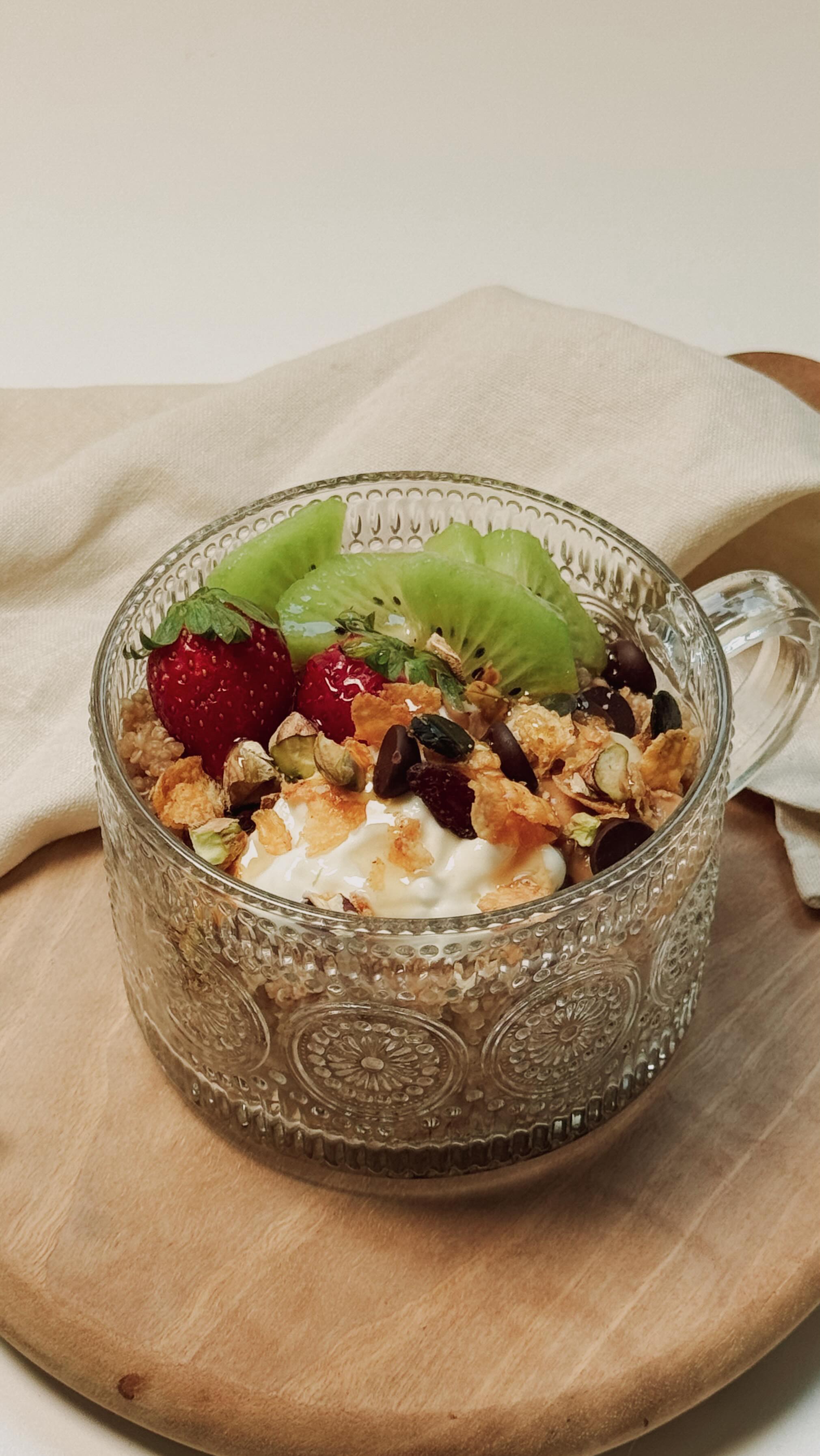 QUINOA BOL (idée petit-déjeuner healthy) 🥣
INGRÉDIENTS :
1/3 de tasse de quinoa
1 tasse d’eau
1 cuill. à soupe de sirop d’érable
Cannelle
1/2 tasse de lait d’avoine (ou autre lait au choix)
GARNITURES :
Fruits frais, yaourt grec, beurre de cacahuète, @lesgranolasdejenny , pistaches concassées.
PRÉPARATION :
✔️ Mélanger le quinoa et l’eau dans une casserole
✔️ Cuire en remuant régulièrement jusqu’à absorption (ajouter un peu d’eau si nécessaire)
✔️ Ajouter le sirop d’érable, la cannelle et le lait
✔️ Mélanger jusqu’à obtenir une texture crémeuse
✔️ Verser dans un bol
✔️ Ajouter les garnitures : fruits frais, yaourt, beurre de cacahuète, nos granolas et pistaches.
#lesgranolasdejenny #granola #ideepetitdejeuner #healthybreakfastideas #recettefacile