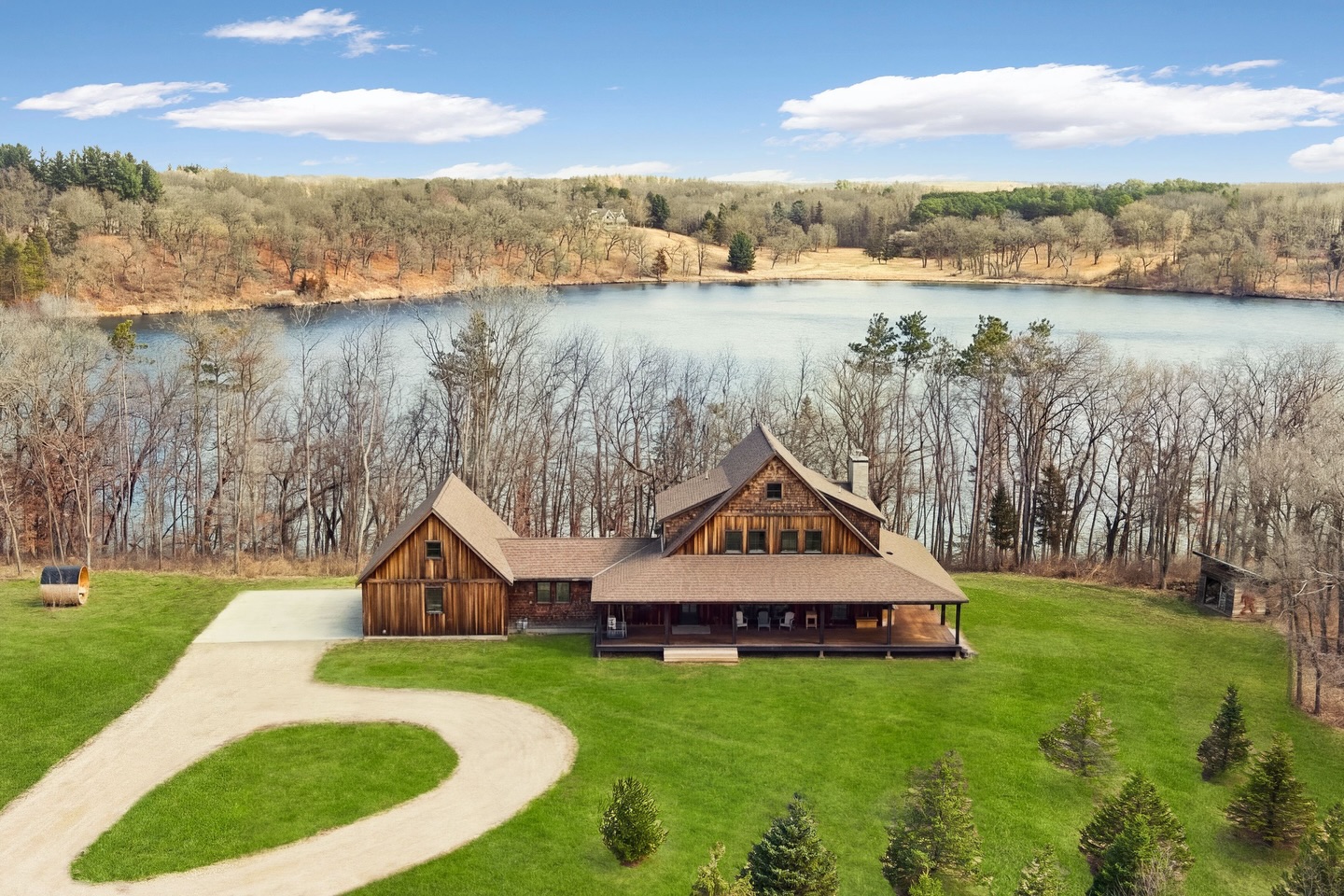 Surrounded by nature on Lake Edith 😍
Warm interiors, quiet surroundings, and views that steal the show... especially from that amazing wraparound deck.
Listing Agent: @stevesmillie | @edinarealty
Photography: @spacecrafting_photography