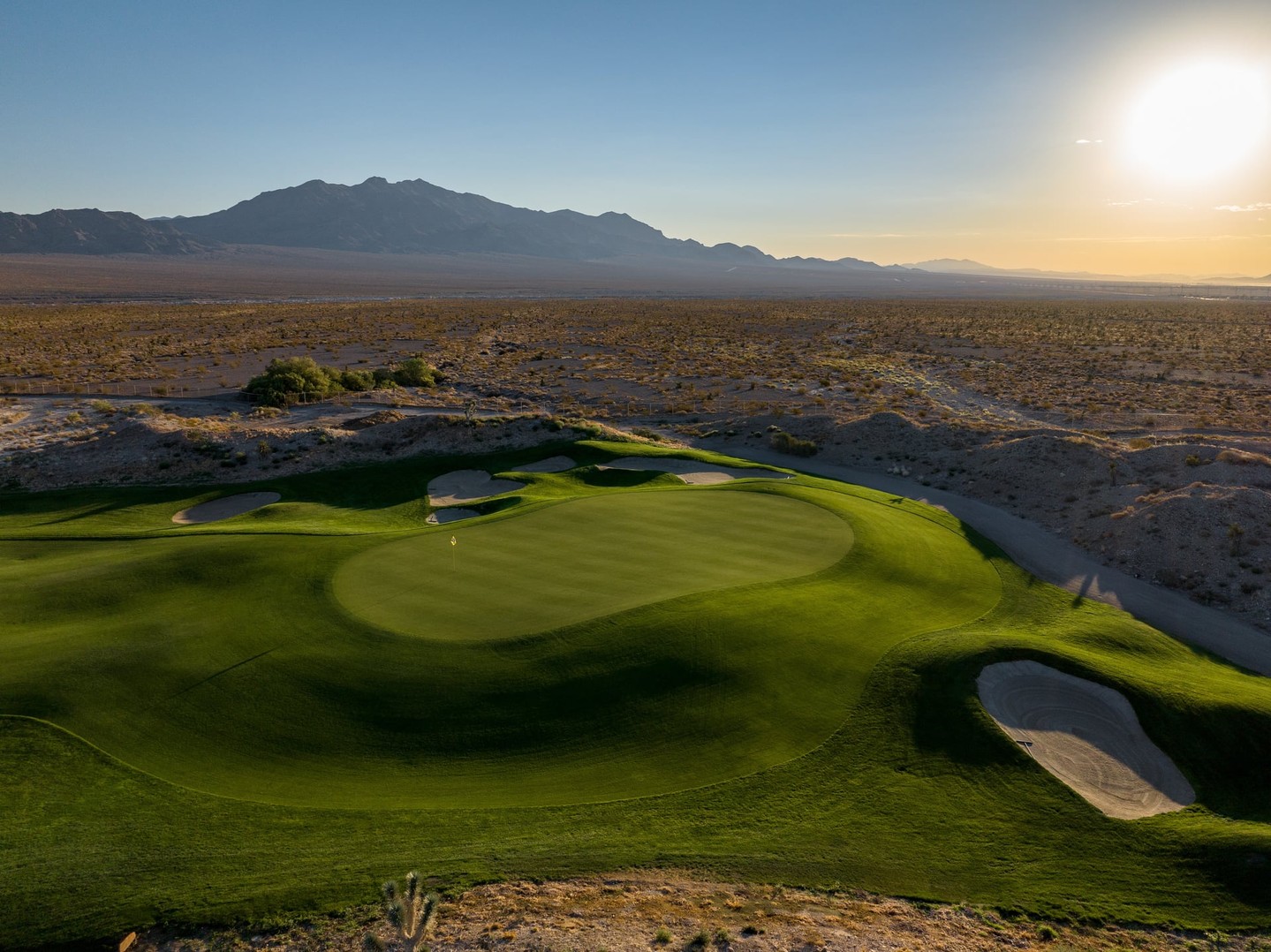 🌵 Desert Oasis on the Green ⛳️
A perfect morning on the course, where manicured fairways meet the rugged beauty of the desert. Golden sunlight, dramatic mountain backdrops—just pure golfing bliss.
#golf #lasvegasgolf #lvpaiutegolf #desertgolf #beautifulgolfcourses