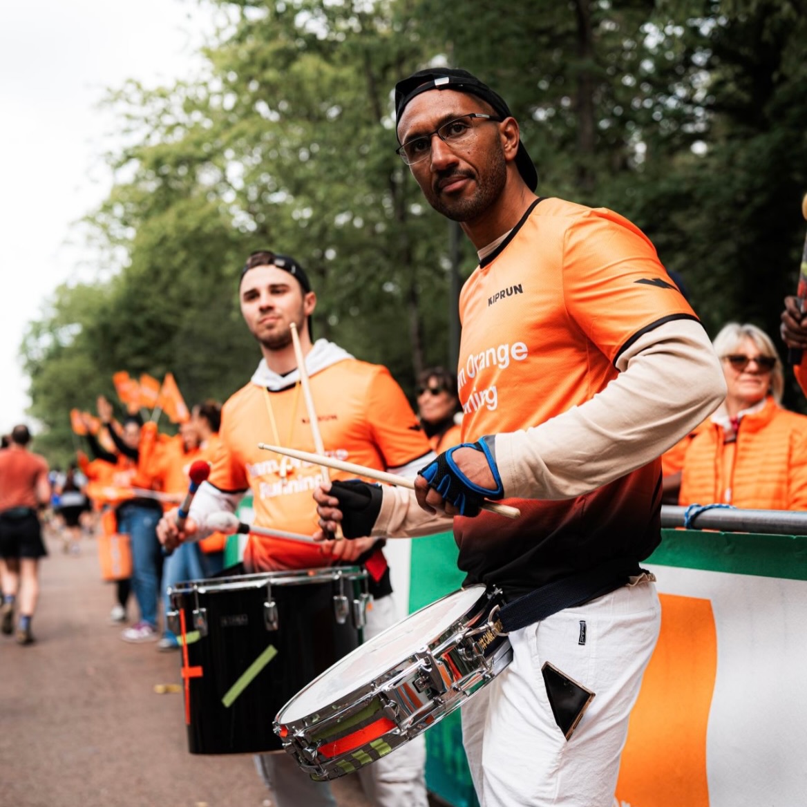 La semaine dernière, la team FOLA Percussions a mis le feu dans la zone d’encouragement du @teamorangerunning du mythique Marathon de Paris !!!
#marathondeparis #teamorangerunning #batucada #paris #folapercussions @parismarathon