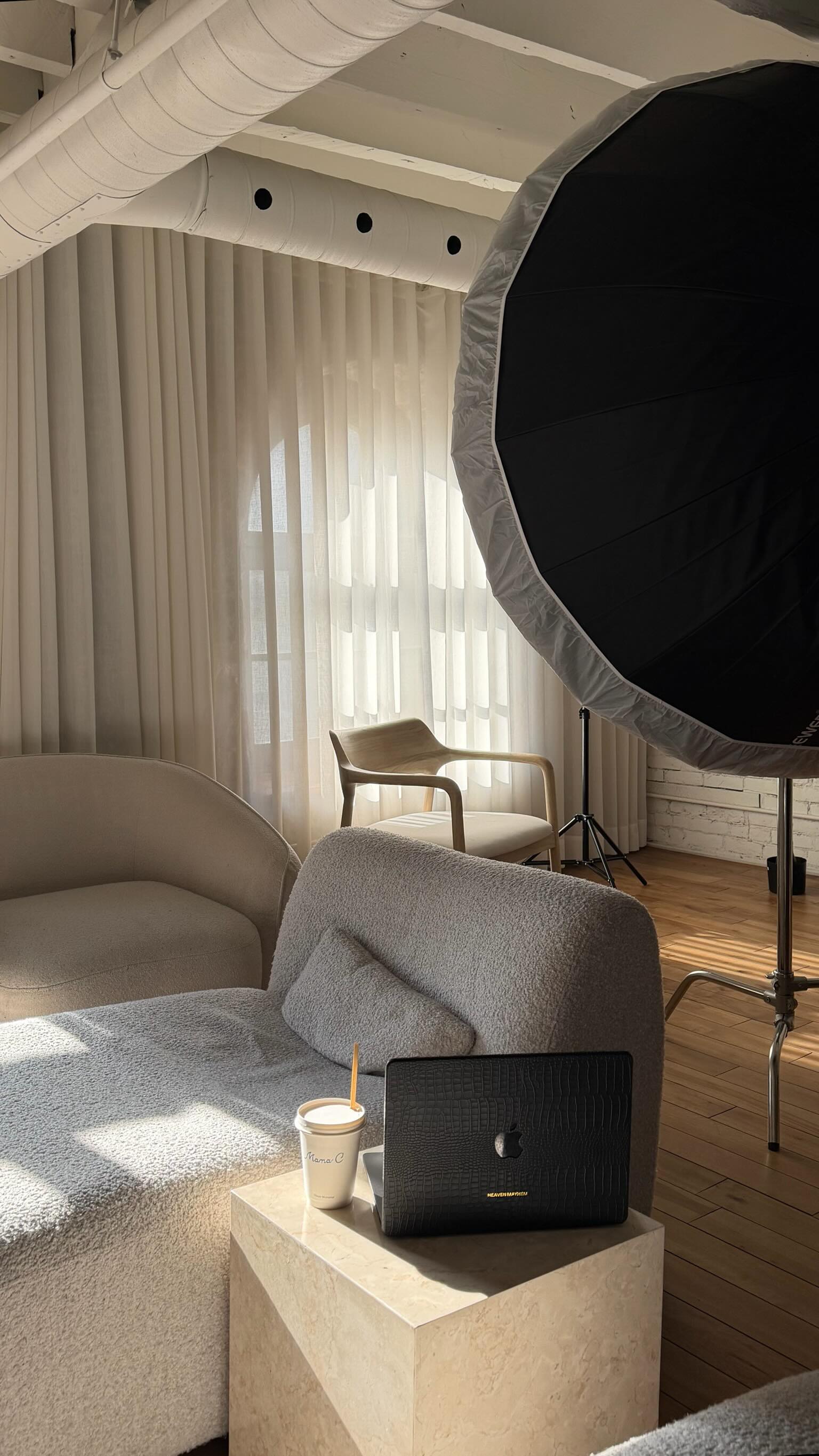 A look inside what it takes to execute back-to-back shoots.
We spent two full days on set bringing the vision to life for @contactlensking and @valenroweyewear from creative direction and casting to full shoot execution.
This is what a 360° marketing approach looks like, where strategy, creativity, and production align to bring months of content to life in just 48 hours.
.
Un aperçu de ce qu’il faut pour réaliser deux shootings consécutifs.
Nous avons passé deux journées complètes sur le plateau à donner vie à la vision pour @contactlensking et @valenroweyewear, de la direction créative au casting jusqu’à l’exécution complète du shooting.
C’est à ça que ressemble une approche marketing 360°, où stratégie, créativité et production s’alignent pour créer des mois de contenu en seulement 48 heures.