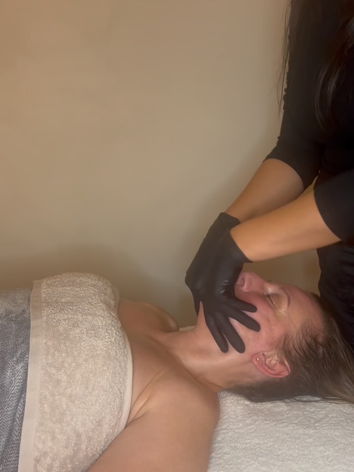 What is NeoLifting and why is everyone obsessed?
No needles. No machines. No downtime.
NeoLifting is a manual technique that works with your facial muscles, fascia and lymphatic system to lift, sculpt and redefine from the outside in and the inside out.
In one session you’ll notice:
• Defined cheekbones and jawline
• Reduced puffiness
• A lifted, open, refreshed look
• Deep release of facial tension
Results are instant. But with monthly sessions, they become permanent.
This is the treatment I come back to again and again on my clients and on myself.
Ready to try it? Book via link in bio or DM me.
#neolifting #facesculpting #lymphaticfacial #melbournefacials #kokoshbeautyskinwellness