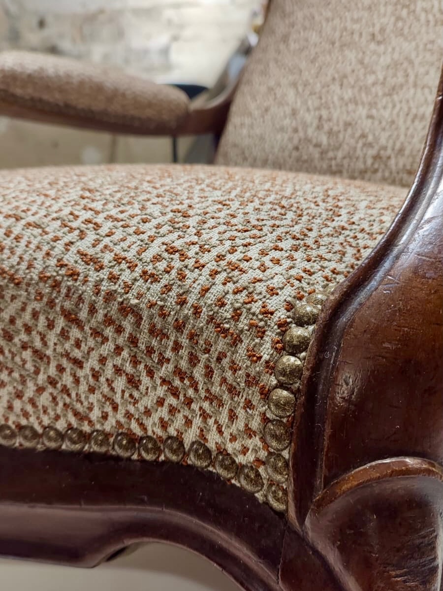 Reprise partielle de ce fauteuil type Voltaire.
Tissu flamenco finition cloutée
#tapissierdecorateur
#fauteuilvoltaire
#artisan