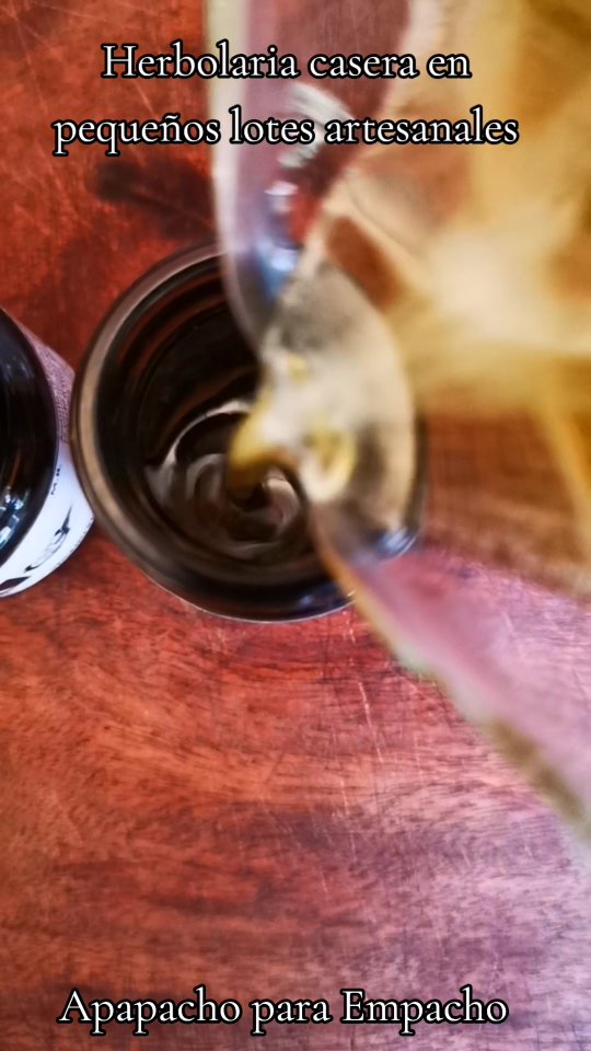 Ombligo de la Luna. Elaborado con plantas de buen origen, aceites y mantecas vegetales, el saber tradicional, mucho amor y nuestras mejores intenciones.
La herbolaria tradicional se elabora en casa, no en laboratorios.
Déjanos apapacharte herbolariamente. Yo te cuido 🌱.
#lasfriegas #apapacho #empacho #panpuerco #vegano