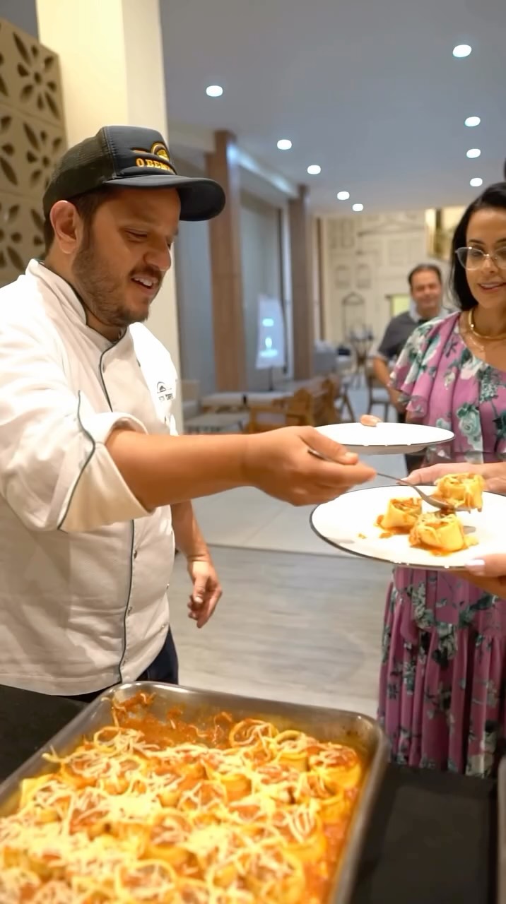 Muito além de nossas massas e molhos artesanais, e dos pratos especiais que já conquistam a mesa, oferecemos também a experiência completa para o seu evento.
Foi o que oferecemos em uma das edições do curso de introdução ao mundo dos vinhos, ministrado pela sommelier @vandamenndes .
Seja em confraternizações, confrarias, reuniões ou encontros especiais, levamos até você o cuidado, o sabor e a sofisticação que transformam momentos em memórias inesquecíveis.
Entre em contato e descubra como levar essa experiência para o seu evento.
#MassasArtesanais #Divinópolis #minasgerais