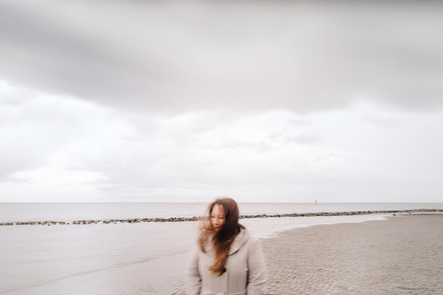 Hi und Hallo hier bei mir :-)
Ich bin Claudia, lache viel, oft und gerne und bin Hochzeitsfotografin.
Ich möchte euch auf einen Kaffee bei mir zuhause einladen und eure Geschichte hören. Egal, wie verrückt, interessant, lang, kurz, verworren sie auch sein mag.
Dazu möchte ich euch auch etwas von mir erzählen, damit ihr euch, zumindest ein ganz klein wenig, vorstellen könnt, wer euch da gegenüber sitzt.
Ich liebe es zu reisen. Neue Gegenden entdecken, stundenlang durch kleine Gassen schlendern, hier und da einzukehren, regionales Essen zu probieren und alles in Bildern festzuhalten. Sonne, Meeresluft in der Nase, die Füße im Sand und den Wind im Haar -> perfekt! Jedes Jahr eine neue Stadt steht fest auf meiner Bucket-List. Dieses Jahr werden es z. B. die Lofoten sein, wo ich mich auf die Suche nach den Nordlichern begeben werde.
Ich mag Kaffee, aber noch viel lieber Tee. Vor einer Hochzeit ist es jedoch der Kaffee, der quasi sogar Pflicht ist, ein Ritual, um gut in den Tag zu starten.
Ich esse sehr gerne (was man mir wohl auch etwas ansieht). Aber ich denke, dass das Leben zu kurz ist für eine Diät. Dennoch habe ich vor einigen Monaten meine Ernährung etwas umgestellt, verzichte überwiegend auf Zucker, gehe nun regelmäßig zum Sport. Einfach, um ein wenig bewusster und gesünder zu leben. Positiver Nebeneffekt und quasi von ganz allein geschehen: Ich habe 23 kg abgenommen.
Und ihr so? Erzählt mir genau die eine Sache, auf die ihr euch 2024 besonders freut! Los geht´s.
