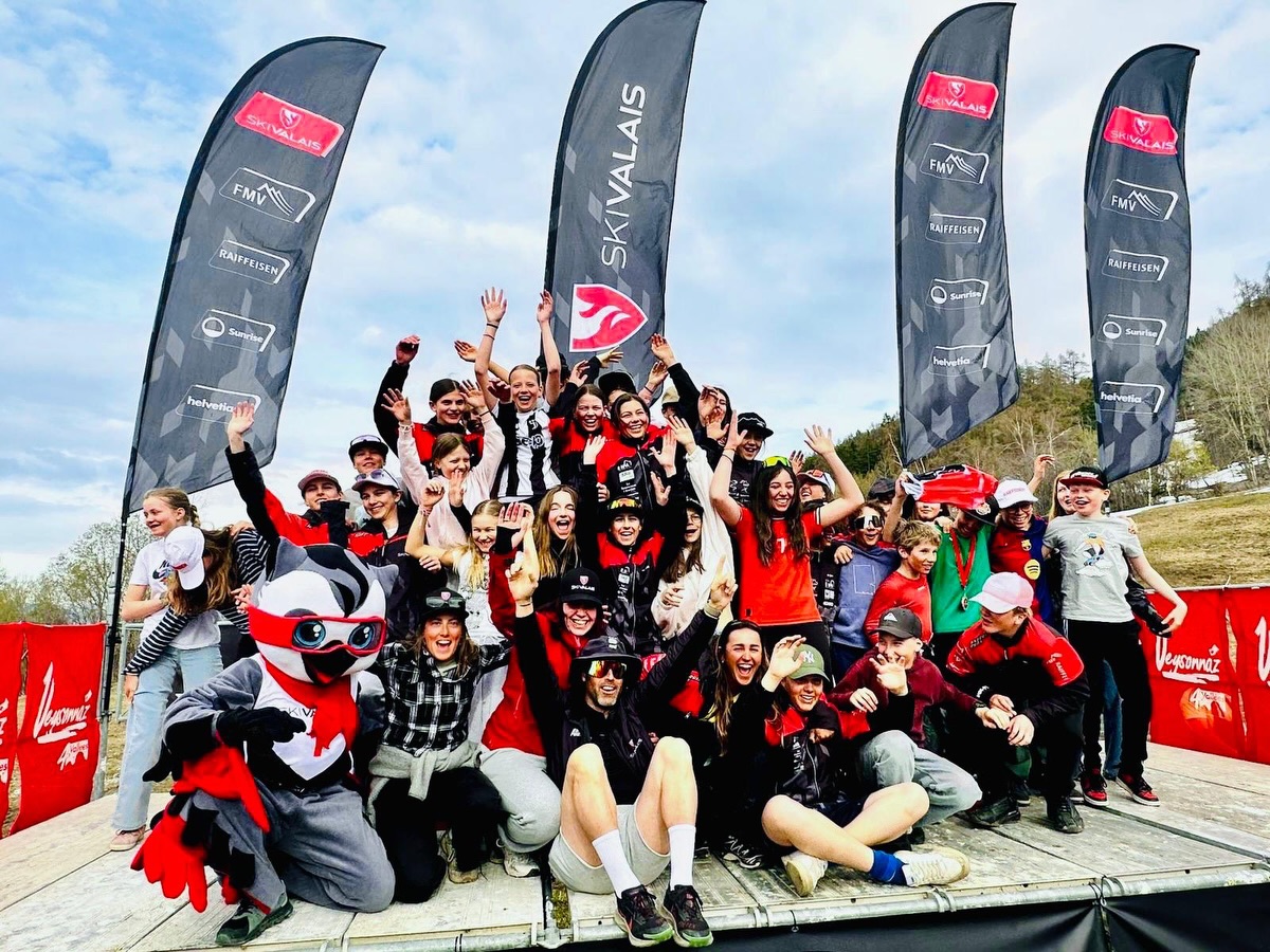 Finales Raiffeisen à Veysonnaz | Samedi 11.04.26 | 2 courses de Slalom✨🏔️
Quelle magnifique journée sur les pistes de Veysonnaz à l’occasion des Finales Raiffeisen ! 🎿🔥
Nos athlètes ont clôturé la saison en beauté dans la bonne humeur et avec de beaux résultats en top 10 :
Filles
Liv Philippoz : 🥉🥉
Avelyn Hodges : 7e et 🥈
Naomie Salamin : 🍫4e
Elise Frey-Pensivy : 10e et 6e
Emilie Droux : 9e et 10e
Louise Alvarez : 9e
Athina Gavillet : 10e
Garçons
Louis Neurohr : 🥇
Maxime Hannart : 🥉et 🍫5e
Justin Epiney : 10e
Un immense bravo à tous nos coureurs pour leur engagement, leur motivation et leurs super performances ! 💪❄️
🙏 Un grand merci au SC Mont-Rouge Veysonnaz pour l’organisation et l’accueil de cette belle journée de compétition.
#SkiClub #FinalesRaiffeisen #Veysonnaz #Proudteam
@ski.valais @do_sports_grimentz @virage.sport @essvercorin @essgrimentzzinal