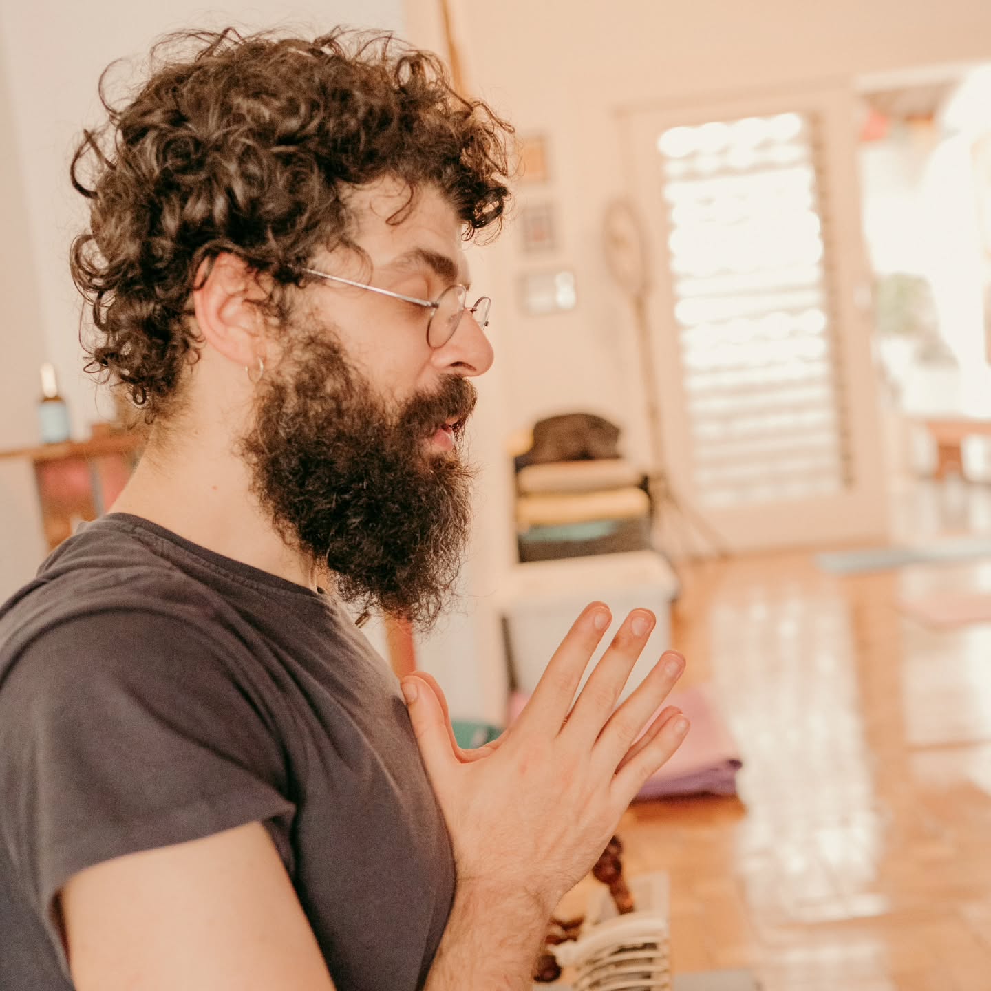 “A violência da positividade não priva, ela satura.”*
E o que transborda em excesso
não encontra silêncio para se transformar.
Viver em função da lógica do desempenho e da positividade a todo custo nos torna incapazes de chegar uma conclusão, de encerrar histórias. E vão se formando gerações que se sentem numa obrigação moral de sempre ter que produzir mais conteúdo, mais desempenho. O conjunto dessa incapacidade de chegar a uma conclusão, de encerrar um objetivo conduz ao estado de colapso.
Nessa filosofia adoecida, o tempo livre é visto como desperdício.
Vivemos hiperconectados e hiperestimulados, imersos em uma corrida interminável e, ao mesmo tempo, descartável. O resultado? Crises agudas de ansiedade com sintomas físicos e mentais.
Talvez o grande mérito deste culto ao desempenho tenha sido saber explorar a liberdade em vez de reprimi-la. Ao passo que entrega autonomia na superfície, por dentro, vai sequestrando o tempo, o corpo, o desejo e a atenção.
*Citação de Byung-Chul Han em "Sociedade do cansaço"