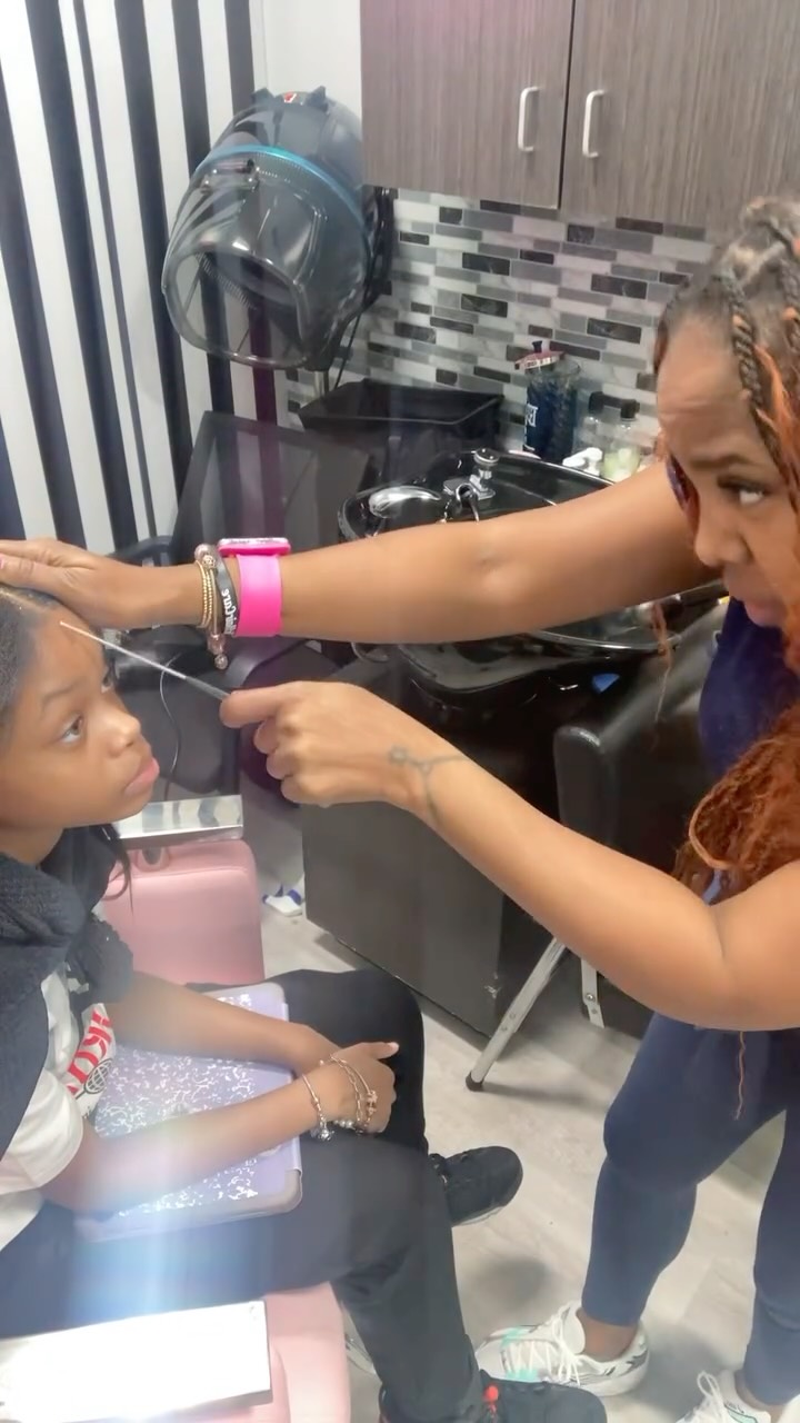 All I’m trying to do is straighten her part 👀😩🤣🤣🤣 #AllJokes #MiddlePart #KnotlessBraids #Braids #YourFavoriteStylist #HairIsLife #Suite #SuiteLife #127 #QueensStylist #LongIalandStylist #HairStylist #MirHead #MirHeads #Hair #MirHairCareForTheWin #MirBraidCamp #HairCare #MirHairCare
