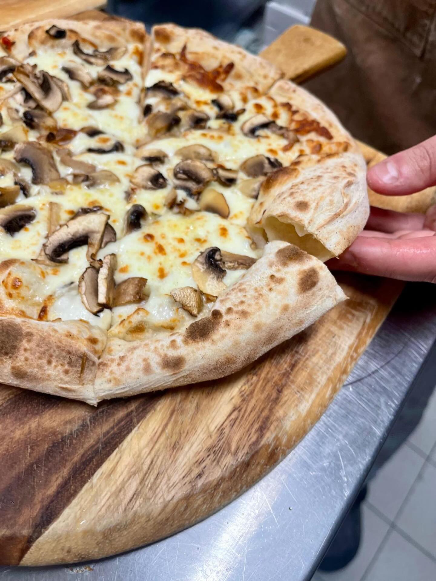 Those beautiful air pockets? That’s slow fermented dough working its magic 💫
Light, digestible and full of flavour