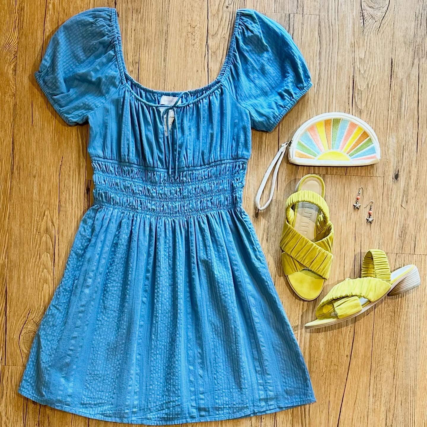 Sheβs a little cutie! ππ«
The details:
Little Moon (Aritzia) dress sz S, $34
LD Tuttle suede sandals (msrp $545)
sz 38, $40
Wristlet, $14
Earrings, $15