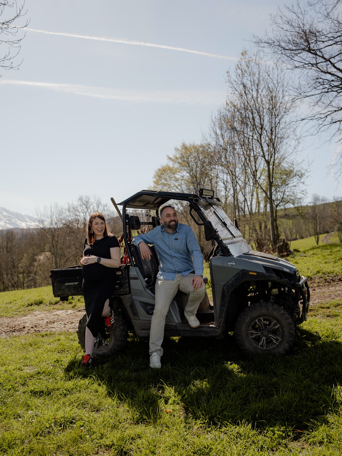 IL PENSAIENT NE PAS SAVOIR POSER 😔
Nina & Mathieu, comme 95% de mes clients, n’avaient jamais fait de séances photos & pensaient ne pas savoir poser.
Mais qui a dit qu’il fallait absolument savoir poser pour faire une séance photo ? 😱
Dès le début, je leur ai demandé de « passer un moment en famille » : parler, caresser leurs chiens, vérifier que bébé donne les premiers coups de pieds … & une fois à l’aise, nous avons fait des poses plus fun de leur propre initiative 🔥
Alors dis-moi, toi aussi c’est cette peur qui t’empêche de faire une séance ?! 🫶🏻