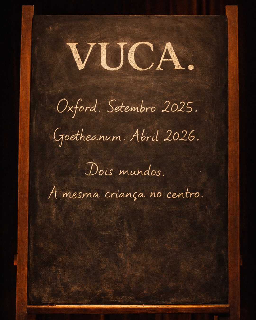 Há uma palavra que ouvimos duas vezes em menos de um ano.
A primeira vez foi em Oxford, em Setembro de 2025. Ed Tronick, neurocientista do desenvolvimento, décadas de investigação sobre o bebé e a relação, colocou-a no centro da sala como diagnóstico do mundo em que as crianças crescem hoje.
A segunda foi no Goetheanum, em Abril de 2026. Philipp Gelitz, professor na Universidade Alanus, trouxe-a para uma sala com mil educadores Waldorf de todo o mundo.
VUCA. Volátil. Incerto. Complexo. Ambíguo.
Dois contextos completamente diferentes. A mesma palavra. A mesma criança no centro.
O que nos ficou da palestra de Gelitz não foi o diagnóstico, esse já o sentíamos. Foi a pergunta que ele colocou a seguir:
Estamos a usar a tradição para servir as crianças, ou estamos a usar as crianças para preservar a tradição?
Não é uma pergunta confortável. Mas é uma pergunta necessária para qualquer educador que leve a sério o que faz.
Gelitz propôs uma inversão simples na forma, mas radical na prática: em vez de começar no passado e iluminar o futuro, começar no presente, no que esta criança, hoje, neste mundo, precisa, e só depois perguntar o que a pedagogia tem a oferecer.
Não é abandonar a Pedagogia Waldorf. É levá-la a sério o suficiente para não a deixar fossilizar.
Elisabeth von Grunelius escreveu em 1932 que a criança “sente-se livre e verdadeiramente é livre.” Gelitz trouxe essa frase de volta como lembrete: a nossa função não é dar liberdade à criança. É não lha tirar.
E isso começa por nos perguntarmos, com honestidade, se o que protegemos é a criança, ou a nossa imagem do que deve ser uma boa sala Waldorf.
👉Já sentiste esta tensão entre o que a pedagogia pede e o que a criança à tua frente precisa? Como é que a navegas?
Estivemos presentes na Conferência Mundial de Educação de infância Waldorf — no Goetheanum, Abril 2026, via livestream. Ao longo das próximas semanas partilhamos o que nos ficou de cada palestra. 💛
🔗 Se estas perguntas te habitam — link na bio.
