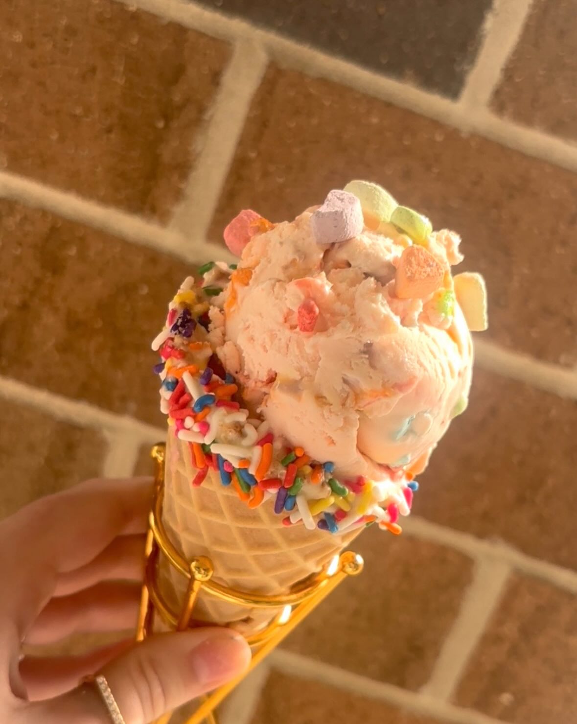 Imagine your favorite cereal turned into ice cream! Come try the popular cereal milk and charm flavor. 🍦🥣
#icecream #icecreamlover #smallbusiness #scoopshop #Brookfield