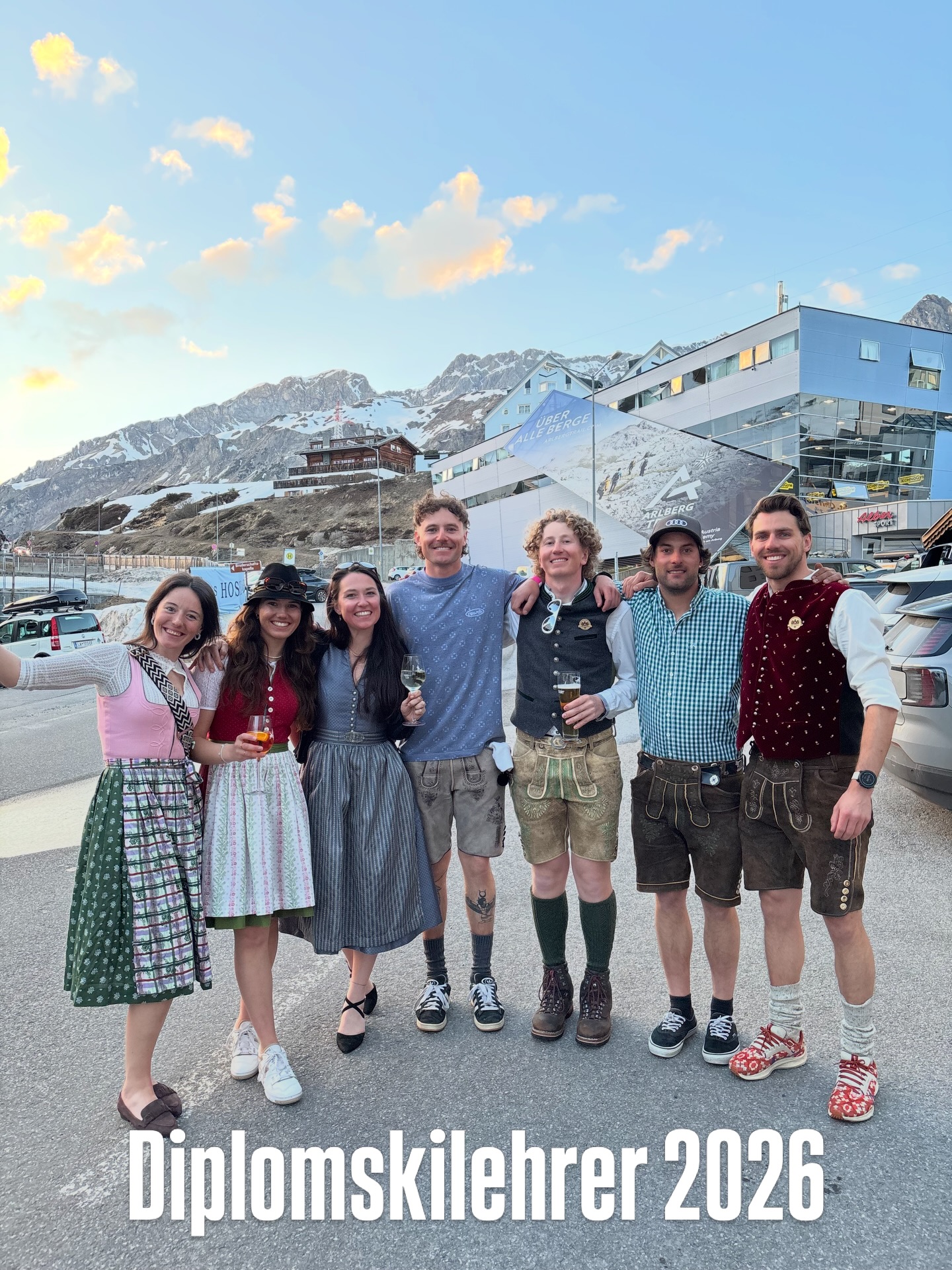 Stark vertreten, stark abgeliefert. 🎿💪
7 Skilehrer der Skischule Zürs haben an der Ausbildung zum staatlichen Skilehrer teilgenommen – und wir könnten nicht stolzer sein. 🙌
Herzliche Gratulation an alle, die die Prüfung erfolgreich bestanden haben! 👏
Und genauso Respekt an den Einsatz, die Disziplin und den Weg dorthin – das ist es, was echte Qualität ausmacht. Ein großes Danke an die Ausbildner von @snowsportaustria für ihre großartige Arbeit.
Für uns ist klar: Ausbildung und kontinuierliches Training sind die Basis für höchste Qualität am Berg. Genau das leben wir – jeden Tag.
#skischulezürs #arlberg #skiing #staatlicher #skilehrer