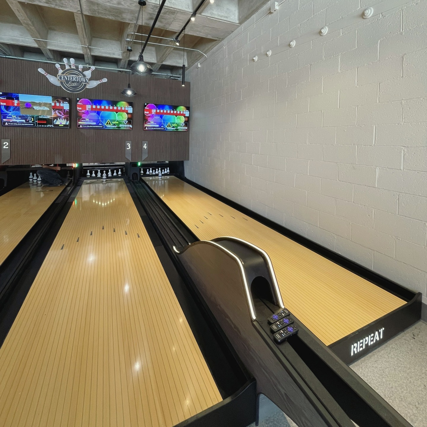 Construction is almost complete at @centertownsocial.elmira for its newest gaming area, Duckpin Bowling!
Official opening date coming soon!
#capriottiproperties #centertownsocial #clemenssquare #downtownelmira #downtownrevitalization #elmira #elmiracorning #elmiradowntown #elmirany #exploreelmira #restaurant #arcade #bowling