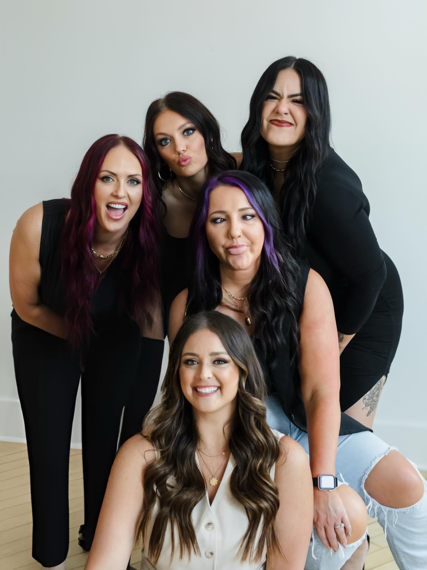 ✨ NOW HIRING @ MERAKI HAIR & EXTENSIONS ✨
At Meraki, we’re more than just a salon! We’re a supportive, collaborative space with a luxury feel, built for stylists who are passionate about what they do and ready to level up behind the chair.
📍 Located in Greenwood, Indiana
We’re looking for someone who:
✨ Loves blonding, dimensional color + extensions
✨ Is motivated, reliable, and a team player
✨ Wants to learn and level up
✨ Wants to build a loyal, thriving clientele
✨ Takes pride in giving clients an elevated experience
✨ WHAT WE OFFER ✨
▫️ A clean, bright, elevated salon (with the best natural light ☀️)
▫️ Coffee + snacks for you and your guests
▫️ Free Wi-Fi + easy parking
▫️ 24/7 indoor & outdoor security
▫️ Built-in support (Square booking, website, client retention tools)
▫️ Ongoing education + hands-on support from our team
▫️ Flexible scheduling for a better work-life balance
▫️ On-site laundry (because we know how helpful that is 🙌🏼)
▫️ Comfortable stations with plenty of storage
❌ REQUIREMENTS ❌
To be considered, please submit:
• Resume + Cover Letter
• Valid cosmetology license
• 2–5 years experience preferred
• Portfolio (Instagram or photos)
• Evening + Saturday availability preferred
• Open to commission or booth rental
• Ready to take on new clients
🔴 Working interviews are required 🔴
If you’re ready to grow your skills, build your dream clientele, and be part of something special—we’d love to connect 💌
📩 DM us or apply today ✨
#indysalon #centergroveindiana #greenwoodsalon @cosmoprof_greenwood31 @cosmoprof_greenwood_135 @cosmoprof_columbusin