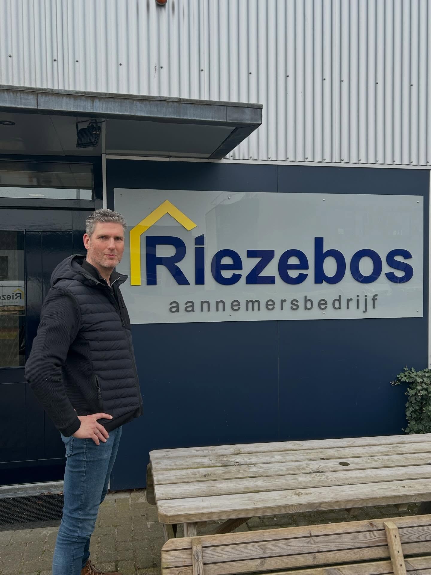 Het is inmiddels alweer vijf jaar geleden dat ik mijn handtekening zette onder de overname van dit prachtige bedrijf 🏗️
Wat is er in die tijd veel gebeurd – en wat ben ik trots op de stappen die we samen hebben gezet.
Een greep uit de mooie ontwikkelingen:
• Aansluiting bij het RTC, waar we met plezier nieuwe timmermannen opleiden
• Een frisse, professionele update van onze bedrijfsuitstraling
• Lid geworden van Bouwend Nederland
• Groei van ons team vakmannen 👷🔨
• Uitbreiding van onze administratieve ondersteuning
• Aankoop van ons eigen bedrijfspand
• Overstap naar een nieuwe rechtsvorm
• Steun aan diverse lokale clubs en verenigingen
• Uitbreiding van onze werkvoorbereiding
• Realisatie van talloze mooie verbouwings- en verduurzamingsprojecten voor zowel particulieren als bedrijven
• Meerdere nieuwbouwprojecten succesvol afgerond
• Gecertificeerd BouwGarant-aannemer geworden
• Een vernieuwd en toekomstbestendig kantoor
• Actieve maatschappelijke betrokkenheid: Roefeldag, schoolbezoeken, het beschikbaar stellen van materialen aan diverse stichtingen en meer….
Dankbaar voor iedereen die dit mogelijk maakt
Het is fantastisch dat zoveel opdrachtgevers uit de regio ons weten te vinden. Een bedrijf is niets zonder zijn klanten, en ik ben enorm dankbaar voor het vertrouwen en de kansen die we telkens weer krijgen 👌
En natuurlijk: ons geweldige team. Onze vakmannen en de collega’s op kantoor zorgen er elke dag voor dat onze projecten met vakmanschap en zorg worden uitgevoerd. Dankzij hen blijven klanten terugkomen. Mijn grote dank daarvoor 🙏
#trots #aannemersbedrijfriezebos #dankbaar #debouwmaakthet #dalfsen