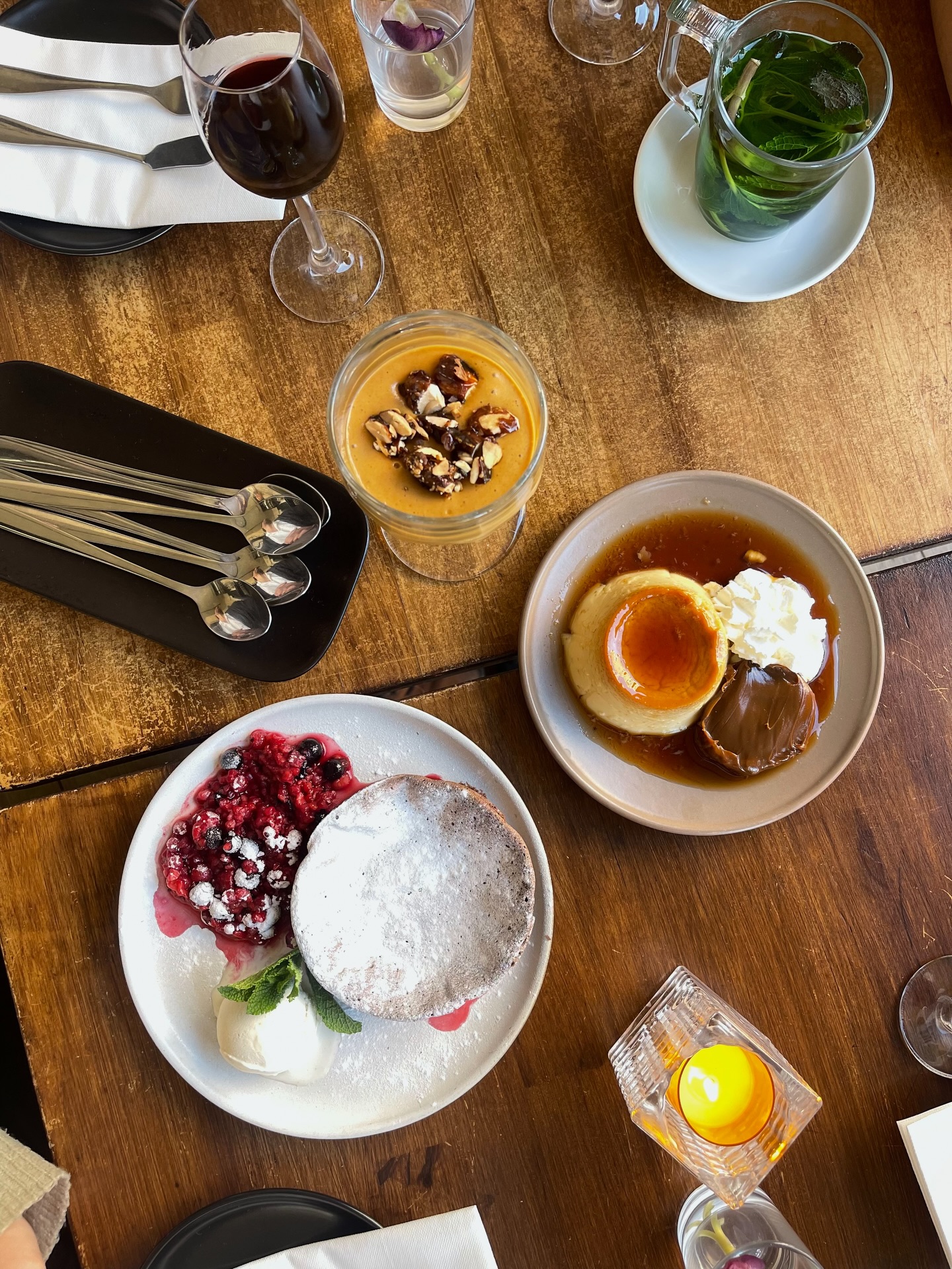 @juanasamsterdam: Een plek die je niet zomaar binnenloopt, maar ontdekt. Klein, intiem en persoonlijk. Alsof je bij iemand thuis aanschuift, waar alles draait om aandacht, sfeer en eten dat met zorg en gevoel wordt gemaakt. Geen massale zaak, maar juist die charme van een plek waar elk detail klopt.
Voor Juana la Dama kiezen we bewust voor een andere aanpak. Geen professionele camera’s, maar alles geschoten op telefoon. Puur, ongefilterd en dichtbij. Precies zoals de ervaring is wanneer je daar zit.