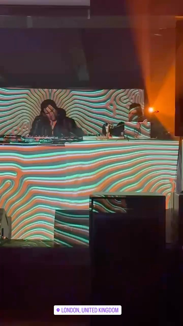 More moments from the live set with Violeta Vicci ..big thanks to Violeta and everyone who was there and to Jose Moreno for the video clips #violetavicci#df_tram#theorb#london#uk#ambient#livemusic#foxandfirkin#producer#chillout