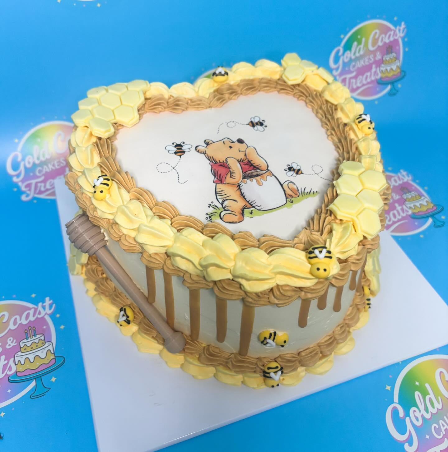 Celebrating a little hunny on the way 🍯✨
So special to be part of this journey, from gender reveal to baby shower for this beautiful mumma to be 🤍
-
Flavour: Tim Tam Slam
Cake magic using:
@cakecraftaustralia - Edible Image sheets
@baketteaus - Food Gels
@loyalbakeware - Tools
@itoppers.com.au - Supplies
Custom branded backdrop by @backdrop.collective
Use code GCcakes for 10% off ✨