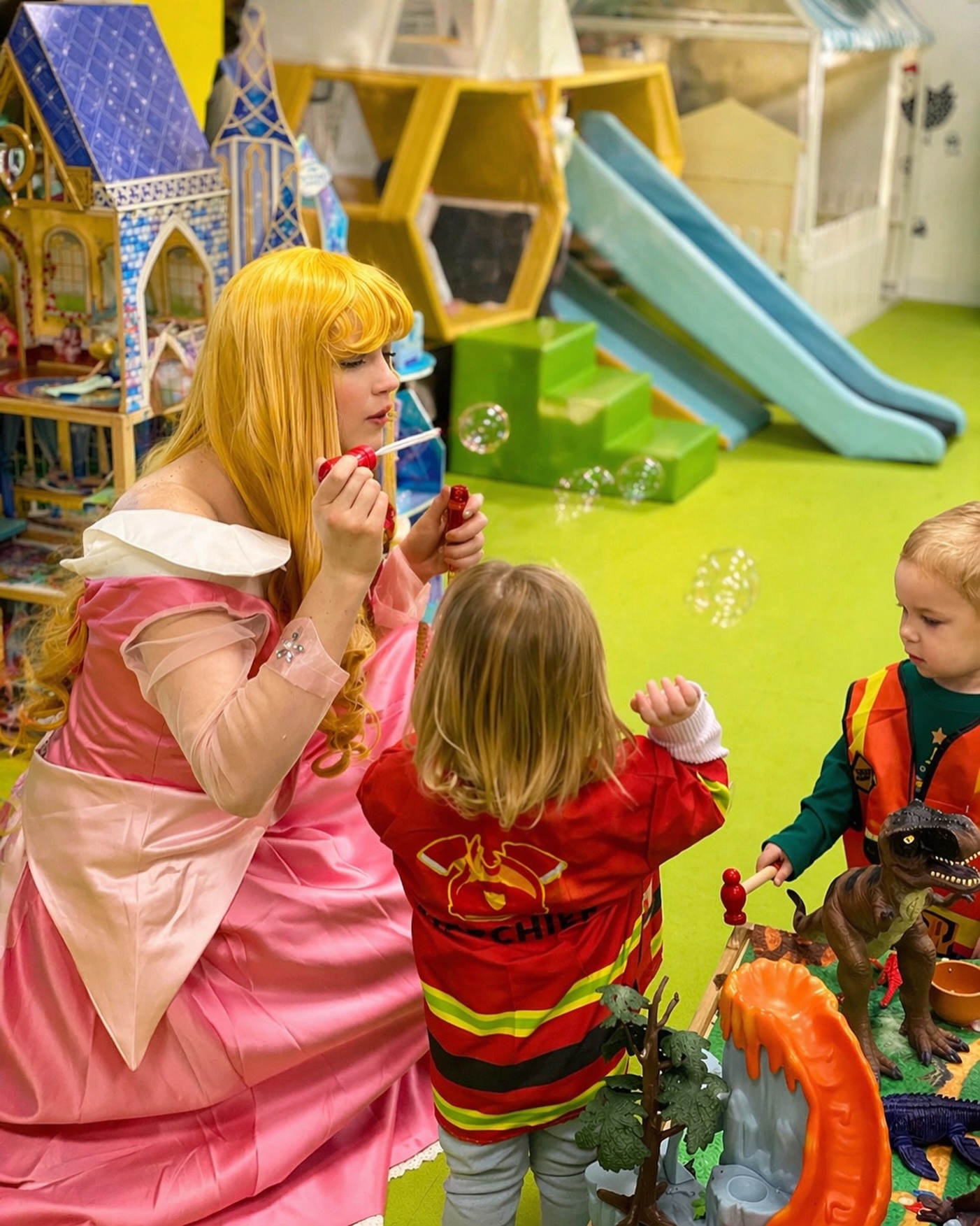 ✨ This party was actually done inside a playground — and it worked beautifully!
Our princesses can come pretty much anywhere — even your favorite indoor play space — and turn it into a magical experience. Kids LOVE it.
And here’s a little idea most parents don’t think about 👇
It doesn’t have to be a birthday.
You can organize a simple playdate, invite a few friends, and make it feel like a real event your kids will remember.
If 2–3 families join together (for example, 8–10 kids total), it becomes very affordable — but the experience feels like a full celebration.
Especially for summer — it’s such a fun and different way to create memories ✨
Message us if you want to plan something like this 💛
⸻
#ChicagoKids
#ChicagoMoms
#KidsPartyChicago
#ChicagoEvents
#PlaydateIdeas
KidsEntertainmentChicago
PrincessPartyChicago
ChicagoSuburbs
MomLifeChicago
KidsActivitiesChicago
IndoorPlaygroundChicago
BirthdayPartyIdeas
KidsPartyIdeas
ChicagoBubbleShow
KidsWowShow