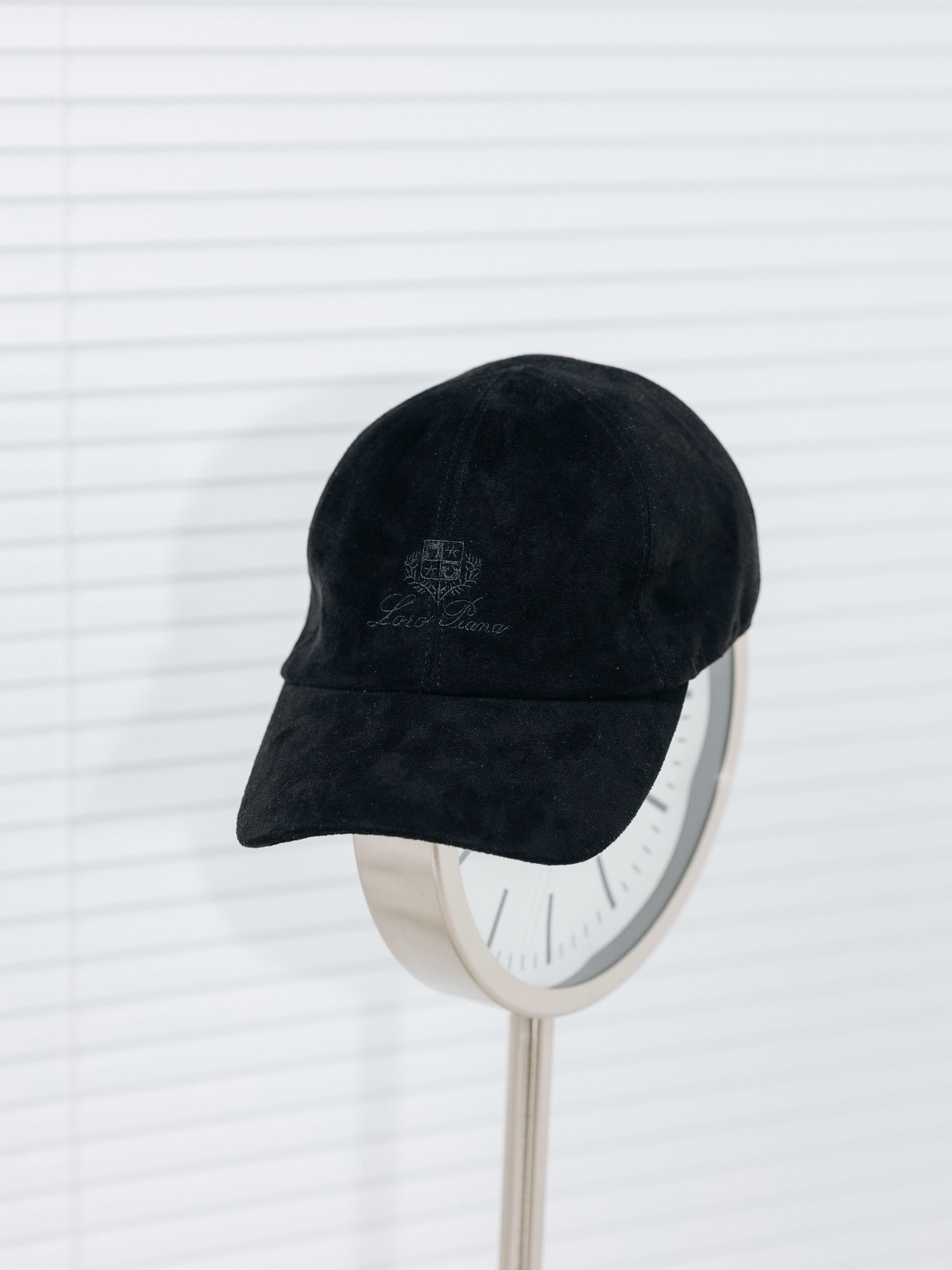 Максимум стилю в деталях.
_____________________
Глибокий колір, чиста форма і делікатний акцент у вигляді логотипу створюють дорогий та впевнений вигляд.
https://www.zeon-shop.net
У пошуках чогось особливого? Надсилай фото – знайдемо для тебе бажану модель! 🕵️♀️