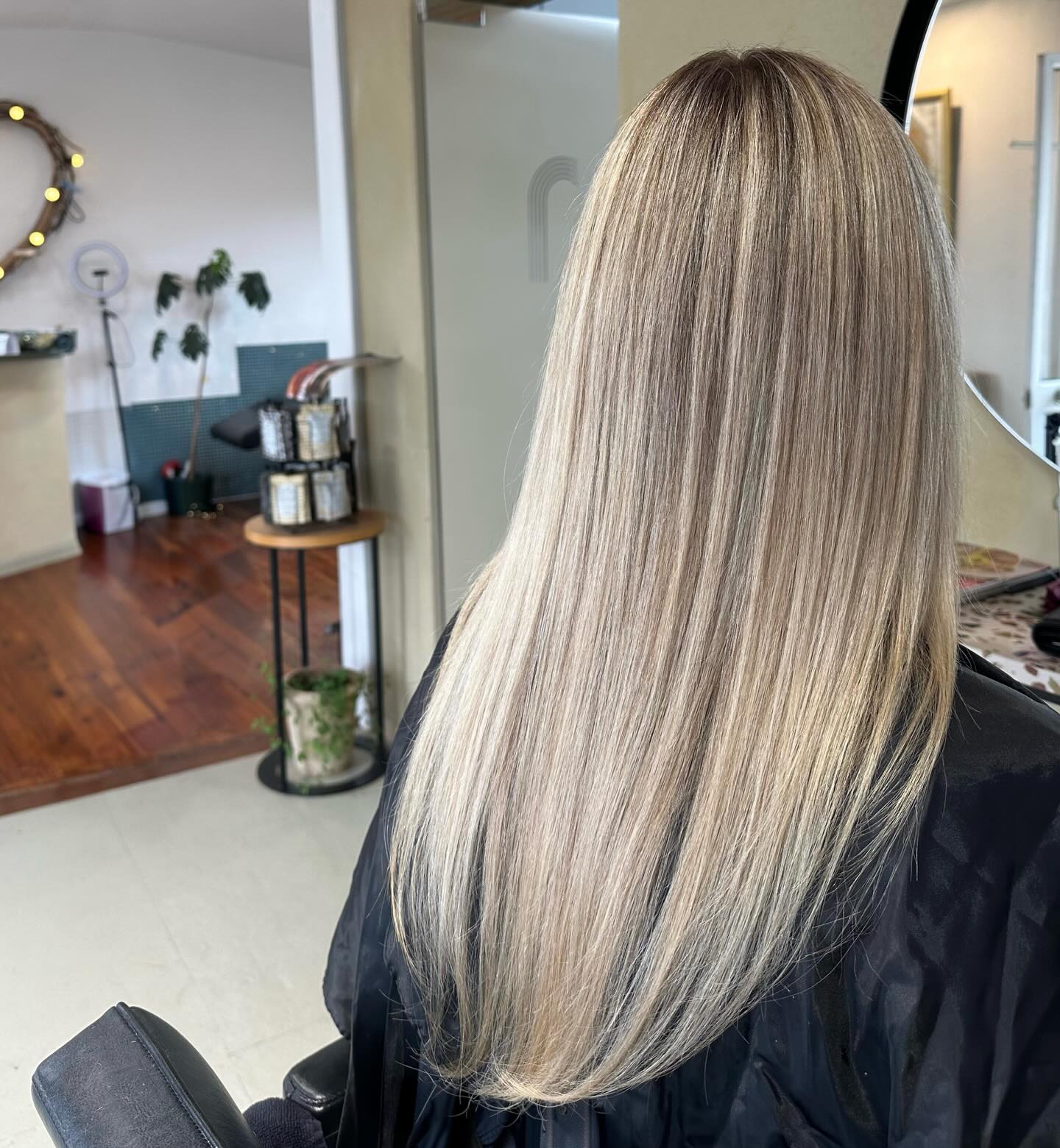 We love a bright creamy blonde, so luminous & soft !!
A stunning blend by Maddie ๐
#yuduyuhairsalon #haircolorist #sustainablesalons #davines