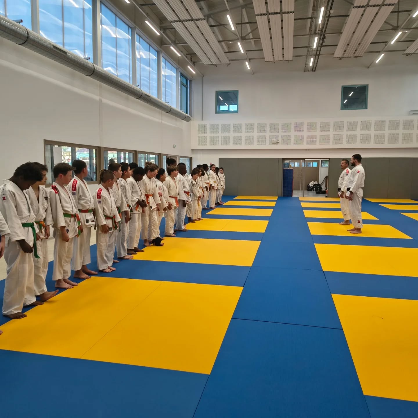 Poursuite de notre stage sur Paris. Belle intensité tout au long de la journée. Footing et séance technique judo ce matin,
Récupération à la piscine l'aprem et ensuite très jolies séances de randoris avec le club de JAPS, pour différentes tranches d'âges.
@svalli74130 #judoclub #judoclubbonneville #judohautesavoie #bonneville