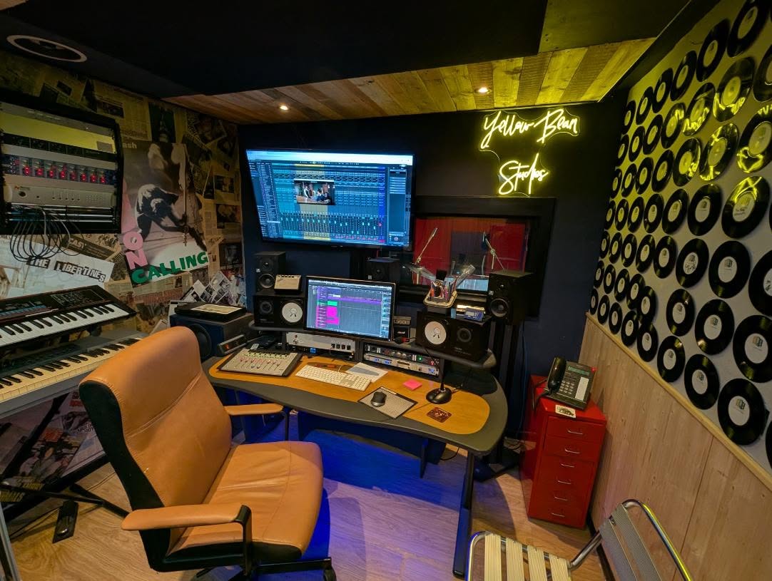 Brilliant day recording jazzy drums with @drumholistics at @studiosyellowbean for @twistandshoutmedia and @knowbe4inc !
Lee absolutely nailed it! Thanks to Yellow Bean Studios too - really happy with the sound we got.
#soundtrack #musicformedia #musiccomposer