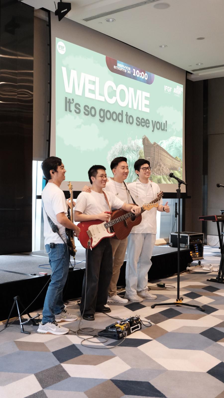 When the lyrics don’t change ‘cause the presenter entered worship mode too 🙌🏼😂
