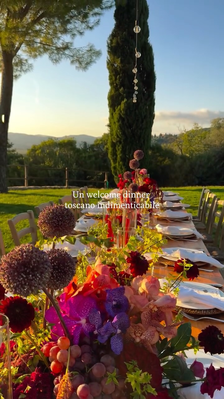 Un welcome dinner in una delle venue più belle della Toscana, tra fiori, frutta e tramonto. Ancora più emozionante sapere che ci rivedremo presto qui per altri matrimoni.
A Tuscan welcome dinner in the most beautiful setting, made even sweeter by knowing I’ll be back here soon for more celebrations.
Venue @contidisanbonifacio
Planner @elithanworldwide @elithan_events
Floral Designer @alinebicharaevents