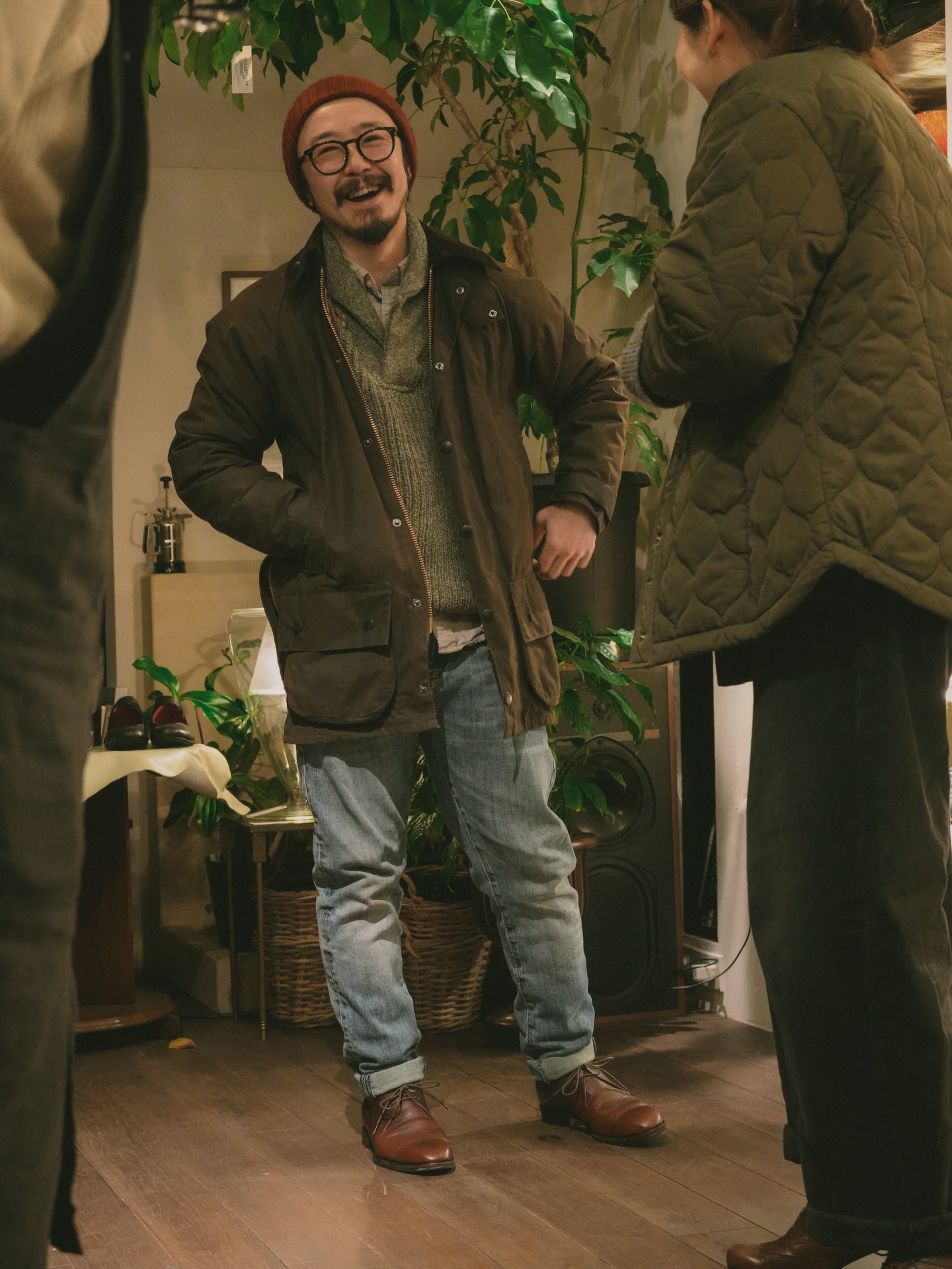 NITENお客様インタビュー No.4 「驚きがないほどに「馴染む靴」
東京都日本橋にある花屋「HOUSE of TERPSICHORE」の代表 福嶋さんに「旅する靴職人の靴との出会いについて」インタビューしてみました👞
@houseofterpsichore
旅する靴職人との出会いは、代表井上からの連絡である。「頂いたメールから、そのお人柄が伝わる温かい文章であった。」と語る福嶋さん。TERPSICHOREでは靴屋とのイベントの開催は今回が初めて。さらに、オーダーメイドの靴は敷居が高い印象があったため、懸念されていた。一方で、実際に井上と顔を合わせ「この人らしい丁寧な靴」に感銘を受け、開催に至った。
─ 旅する靴職人の靴との出会い
夏でも革ブーツを履くほど革靴が好きな福嶋さん。そのため、革靴に対して抵抗はなかったが、靴擦れが起こることに悩んでいた。旅する靴職人の靴と出会い、初めてオーダーメイド靴を体験。店頭に立つ際のスーツに合う靴を考えていたため、チャッカブーツ(弘人)をオーダー。実際に履いてみると、驚きがないほどに「馴染む感覚」。二、三回履く頃にはさらに馴染んでいた。悩みだった靴擦れは一切ないことに衝撃を受ける。
📍全国で足のお悩み相談会、革靴のオーダー会、サンプル販売会を実施中!
👉🏽ご予約は概要欄のURLから承ります。
"Comfort × Design × Custom-Made"
We listen carefully to your walking style and foot concerns, and meticulously measure each person’s feet 🦶
We address concerns such as walking habits, differences between the left and right feet, and bunions. From over 200 last options, we craft your shoes using the last that best matches the shape of your feet. Choose from over 60 types of leather, as well as insole colors, thread, and sole thickness to create “the one-of-a-kind leather shoes in the world.”
Non-Japanese customers are also welcome to place custom shoe orders, but please allow 3 months for delivery. You may also purchase samples. For event information, please refer to the details below and our website or the "Traveling Shoemystar" account. @shoe_mystar
───────────────────────────
4月 April
4/21(火)&4/26(日)〜4/28(火)北海道札幌円山クラス Doggie Dou!!
4/21(火)〜4/25(土)北海道江別 そら豆ガラス
4/25(土)〜4/27(月)山形上ノ山 toki no niwa
4/30(木)〜5/3(日)千葉県小倉台 kiredo
5月 May
5/8(金)〜5/11(月)島根 安来 chiten
5/14(木)〜5/19(火)愛知 刈谷 fosset
5/16(土)〜5/22(金)東京 仙川 0.5gram
5/23(土)〜5/26(火)愛知 日進 Kaede botanical
5/23(土)〜5/26(火)長野 須坂 ツユハレ
5/28(木)〜5/31(日)長野 松本 list gallery
5/28(木)〜6/1(日)愛媛 今治 triangle
───────────────────────────
👞Our Brands
@2ten1ryusouhonpo
@five_rings_collection
🙎♂️旅する靴職人 -Traveling Shoemystar-
@shoe_mystar
@hachi.to.kutsu
📷Photographer
@arven.studio.jp
#整形靴 #shoe #革靴 #leather #flowers
