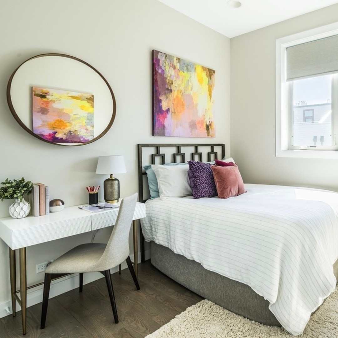 We used pops of color in our artwork and accent pillows to brighten up the space without overwhelming the room. The carefully chosen color accents not only add personality but also create focal points, making the room feel inviting and dynamic. #chicago #chicagorealestate #havenhomestager #chicagohomestaging #stagingworks #stagingsells #staging #homestaging
