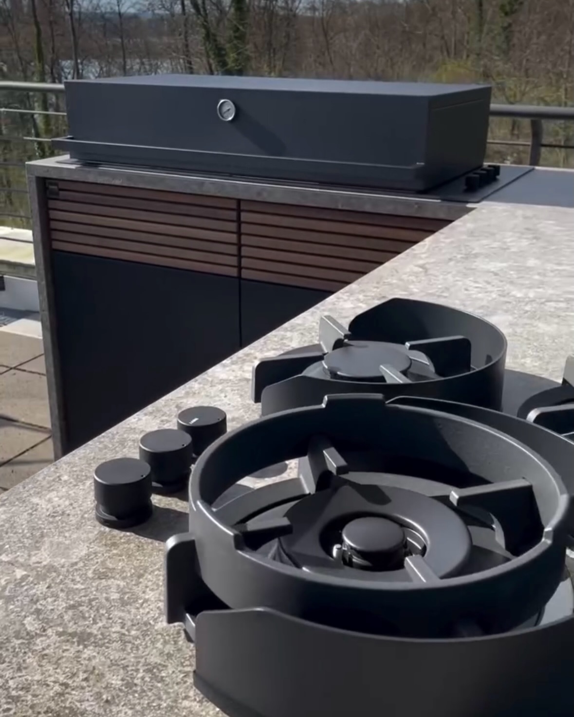 A co tahle decentní kombinace s dřevem? 🖤🤎
Nespočet možností a variant venkovní kuchyně se značkou @cubicoutdoorliving 👌🌳
#venkovnikuchyn #garden #braaiwithus
#zahradnikuchyn #outdoorliving
