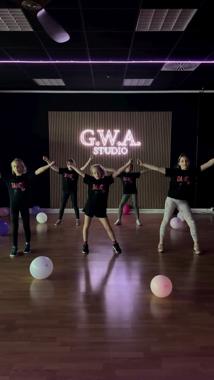 Cuteness overload 🧸
@_michifr_ und @_celli_fr2502 haben eine Choreo gezaubert und damit eine Geburtstags-Tanzstunde ermöglicht.
Wahnsinn, dass die Mädels in 1,5 Stunden eine 45 Sekunden lange Choreo gelernt haben. 🫶🏼
#birthdaydance #dancechoreo #kidschoreo #nickiminaj