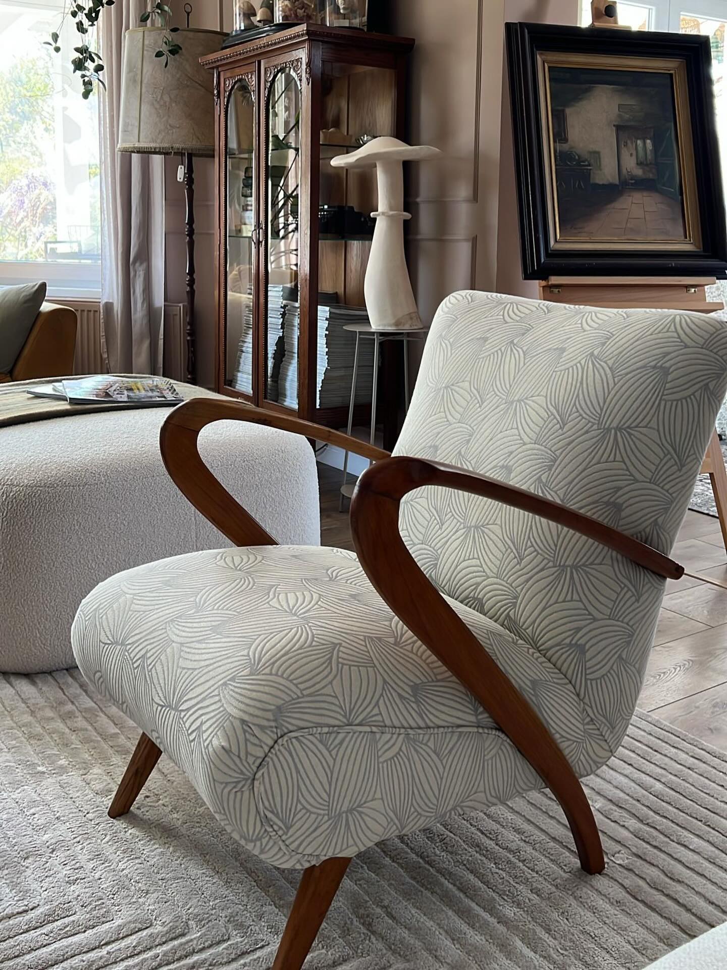 Retapițat cu grijă și integrat armonios într-un spațiu cu personalitate 🤍
Recunoscătoare pentru încredere și pentru clienți cu un simț estetic atât de rafinat.
Carefully reupholstered and harmoniously integrated into a space full of personality 🤍
Grateful for the trust and for clients with such refined taste.
#maisonmeynetartisan #retapitare #tapiteriepersonalizata #customupholstery #upholsteryproject