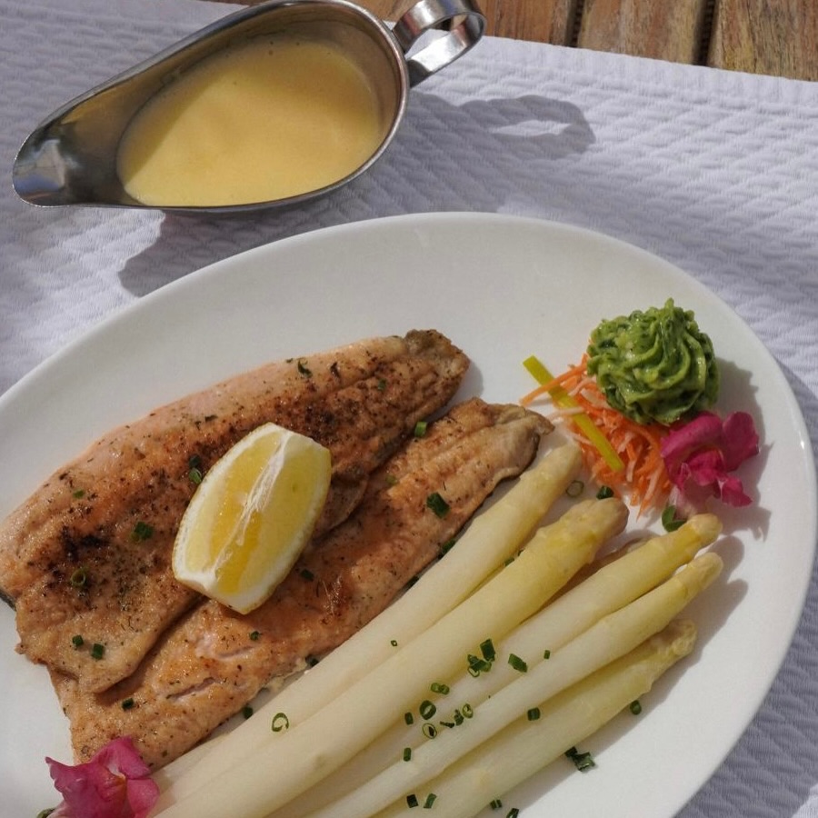 Liebe Gäste,
die Spargelsaison ist eröffnet! 🍴🥂
Genießt die Spargelsaison mit unseren frischen, köstlichen Spargelgerichten in unserem Restaurant. 🌼 wir freuen uns auf euren Besuch! #spargel #spargelsaisoneröffnung #spragelgerichte